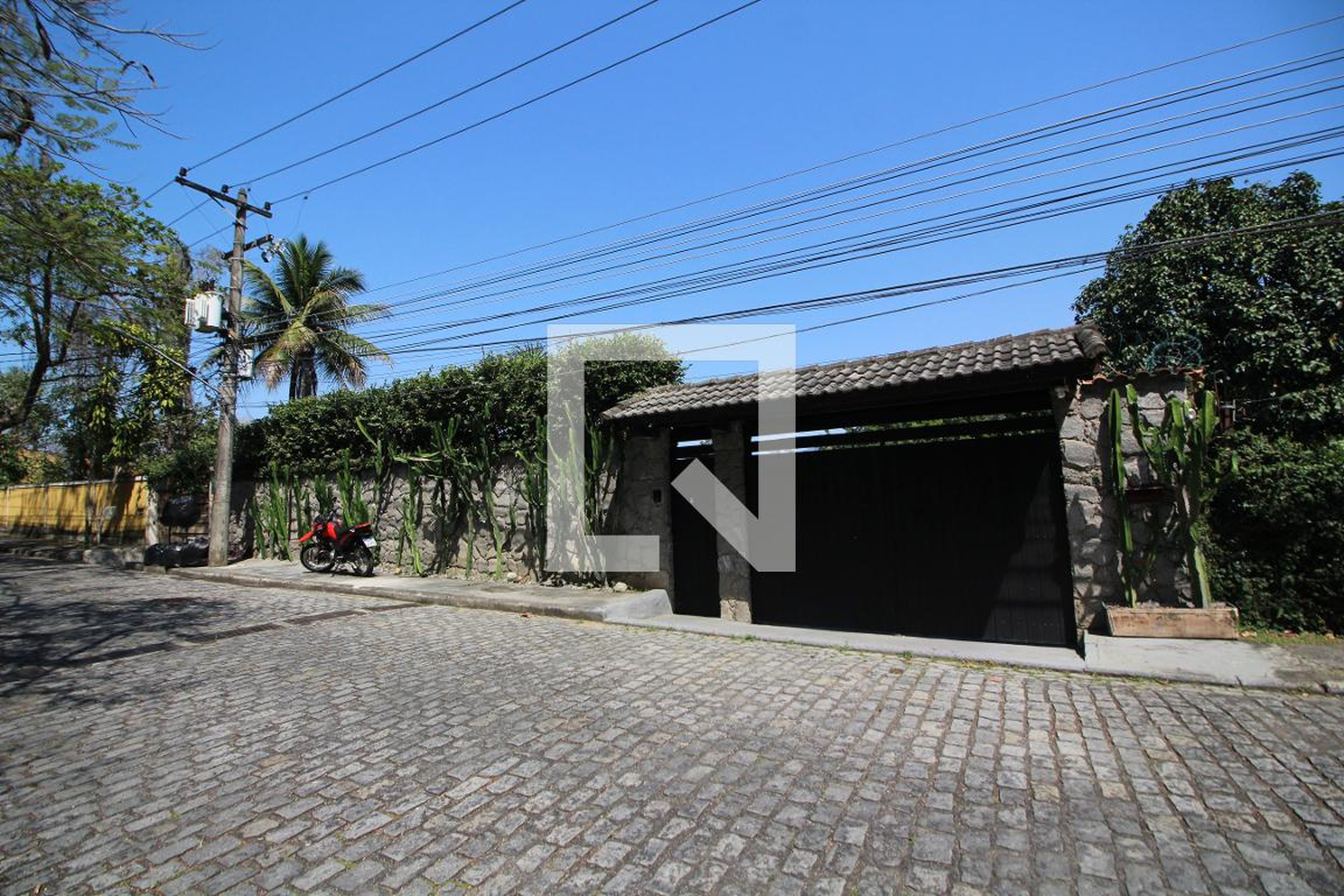 Fachada Condomínio em Estrada Doutor Azeredo Lopes, 501