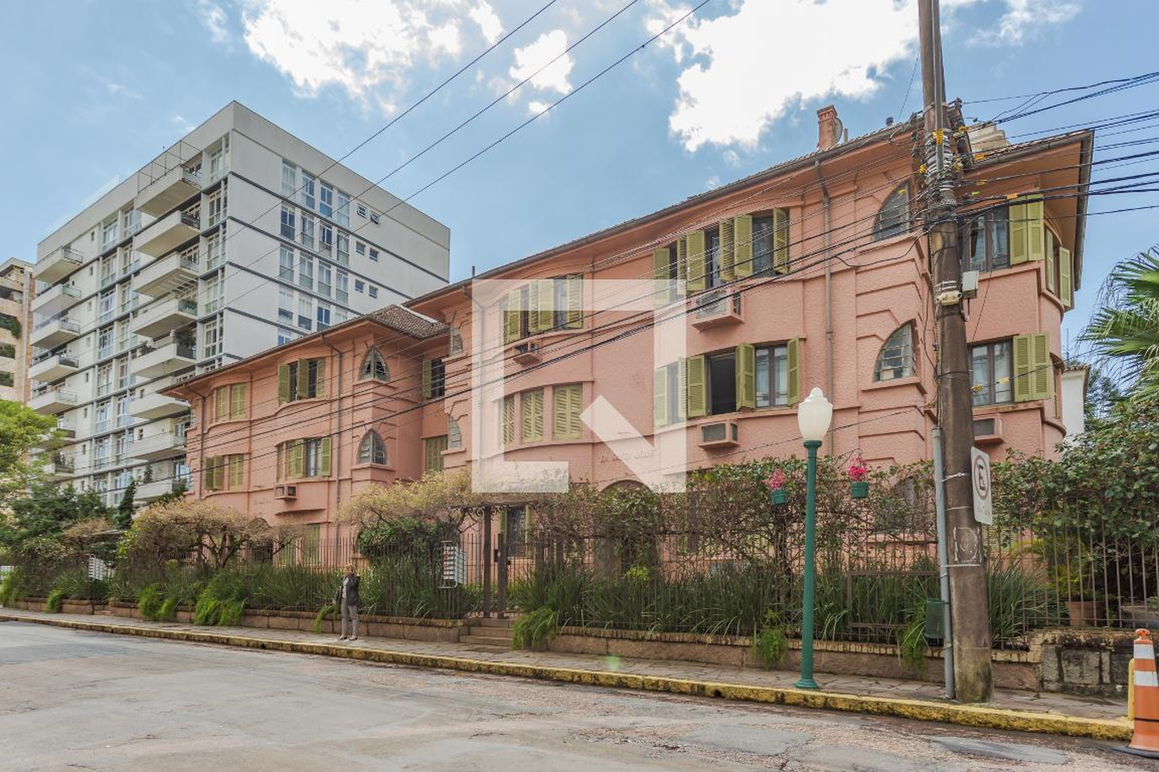 Fachada Condomínio em Rua Jardim Cristofel, 15