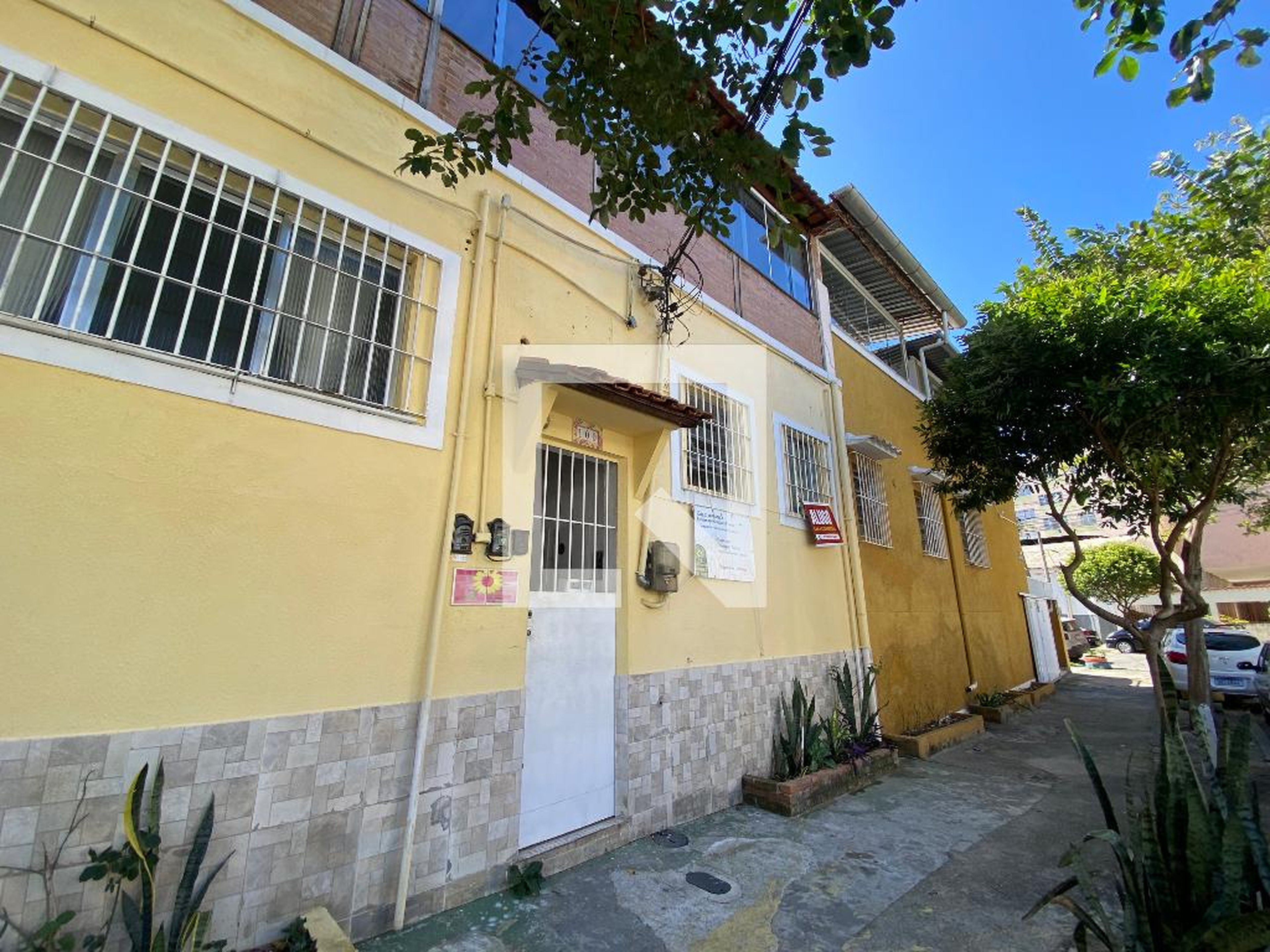 Fachada Condomínio em Rua Maria Calmon, 100