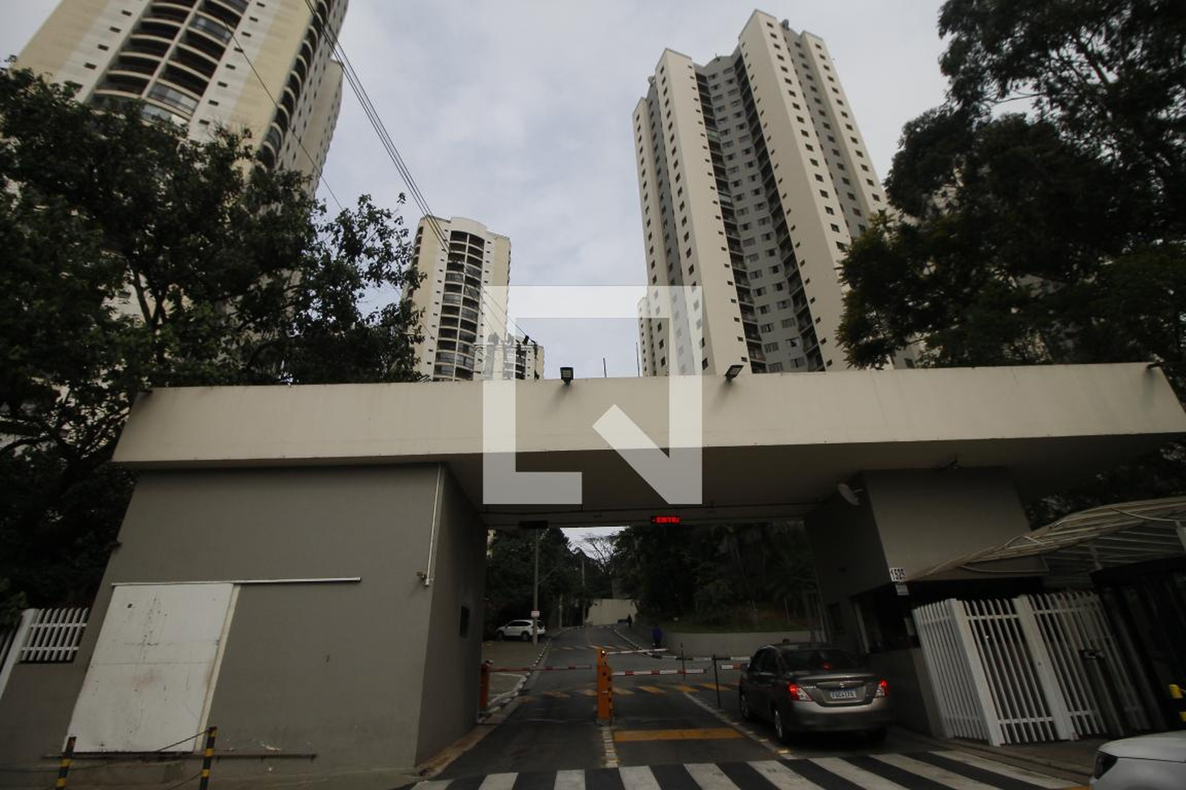 Fachada do Prédio Condomínio em Avenida Taboão da Serra, 1525
