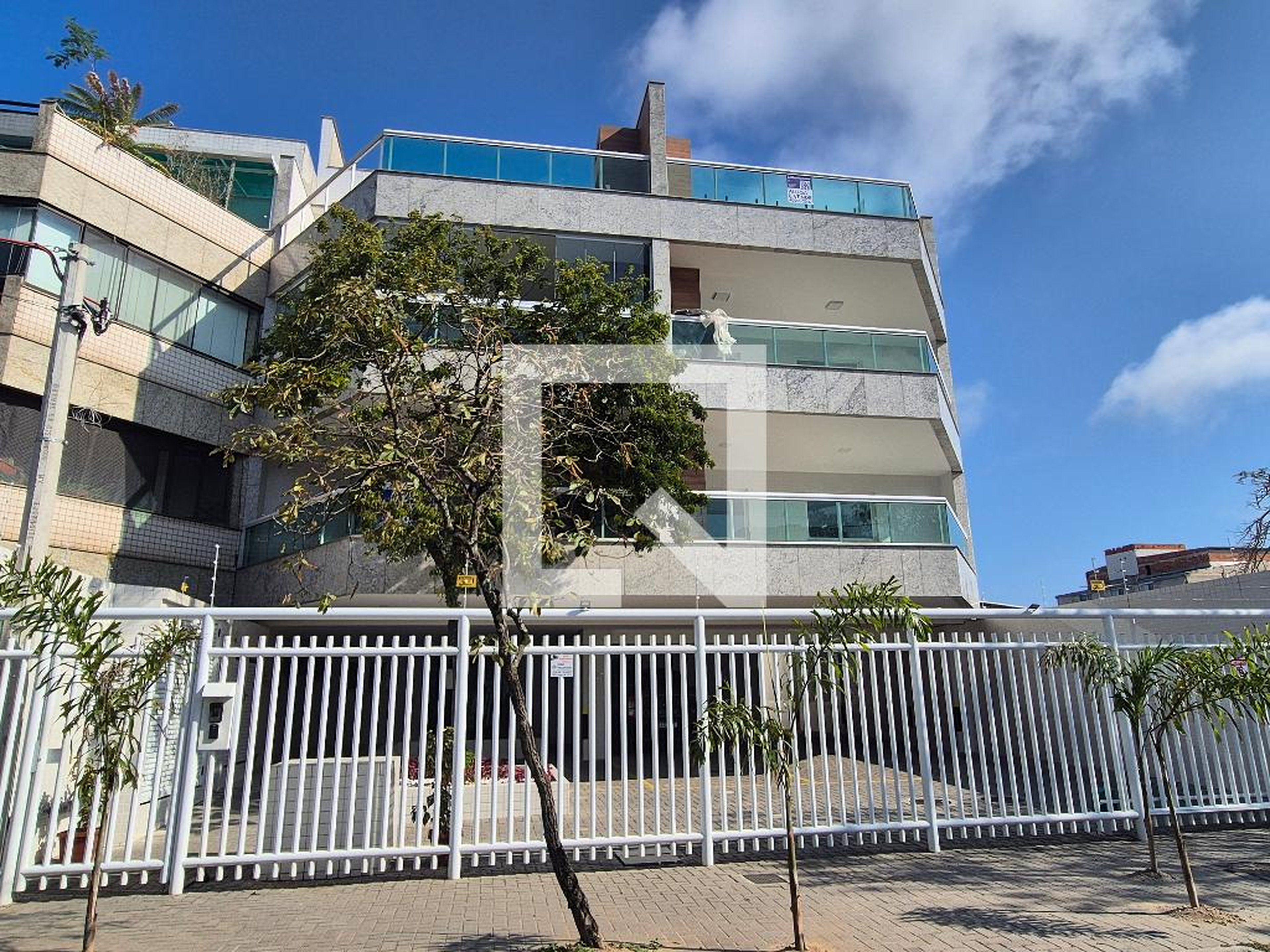 Fachada Condomínio em Rua Alberto Bianchi, 355