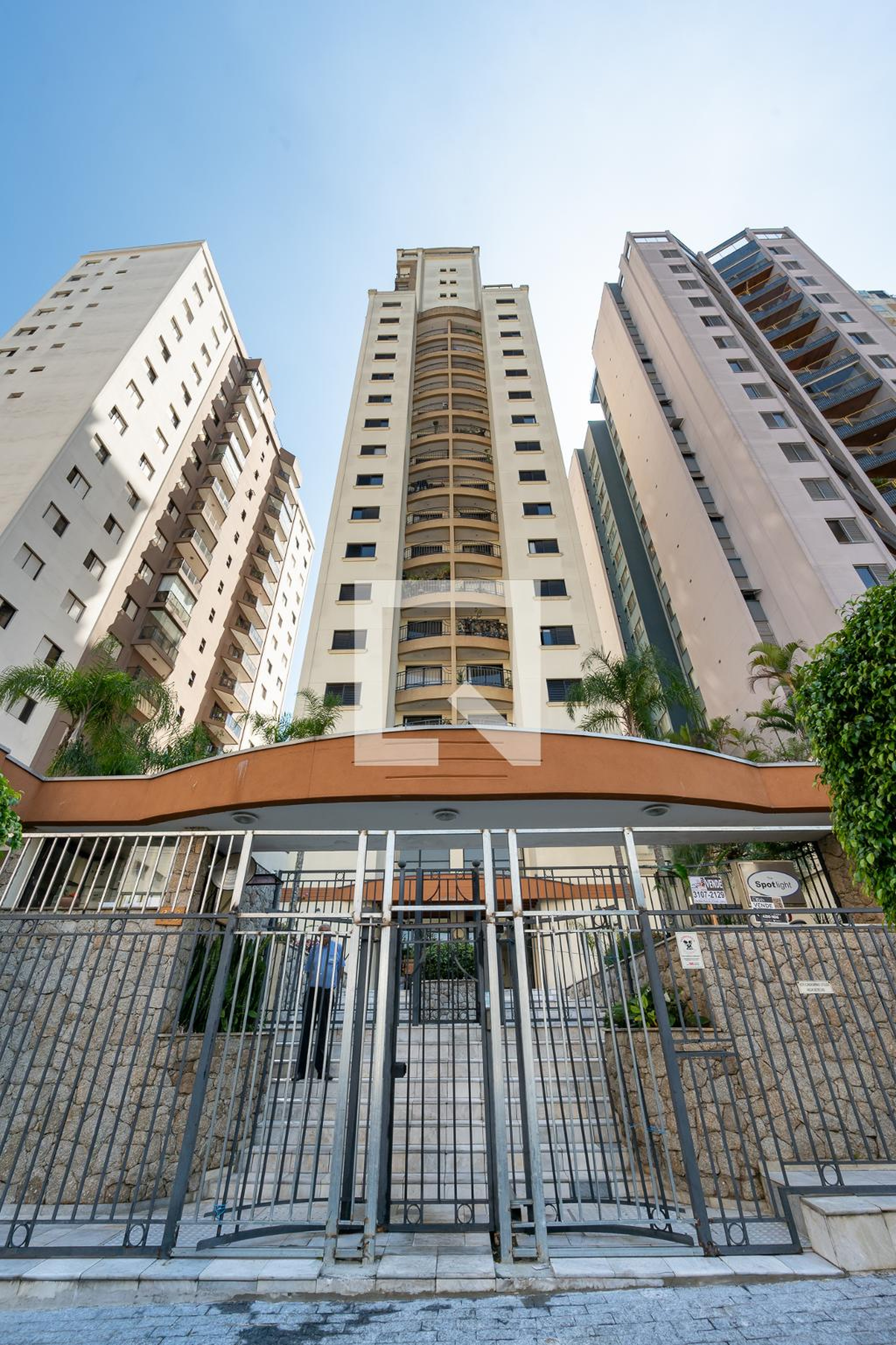 Fachada Edifício Spotlight Antônio zelador