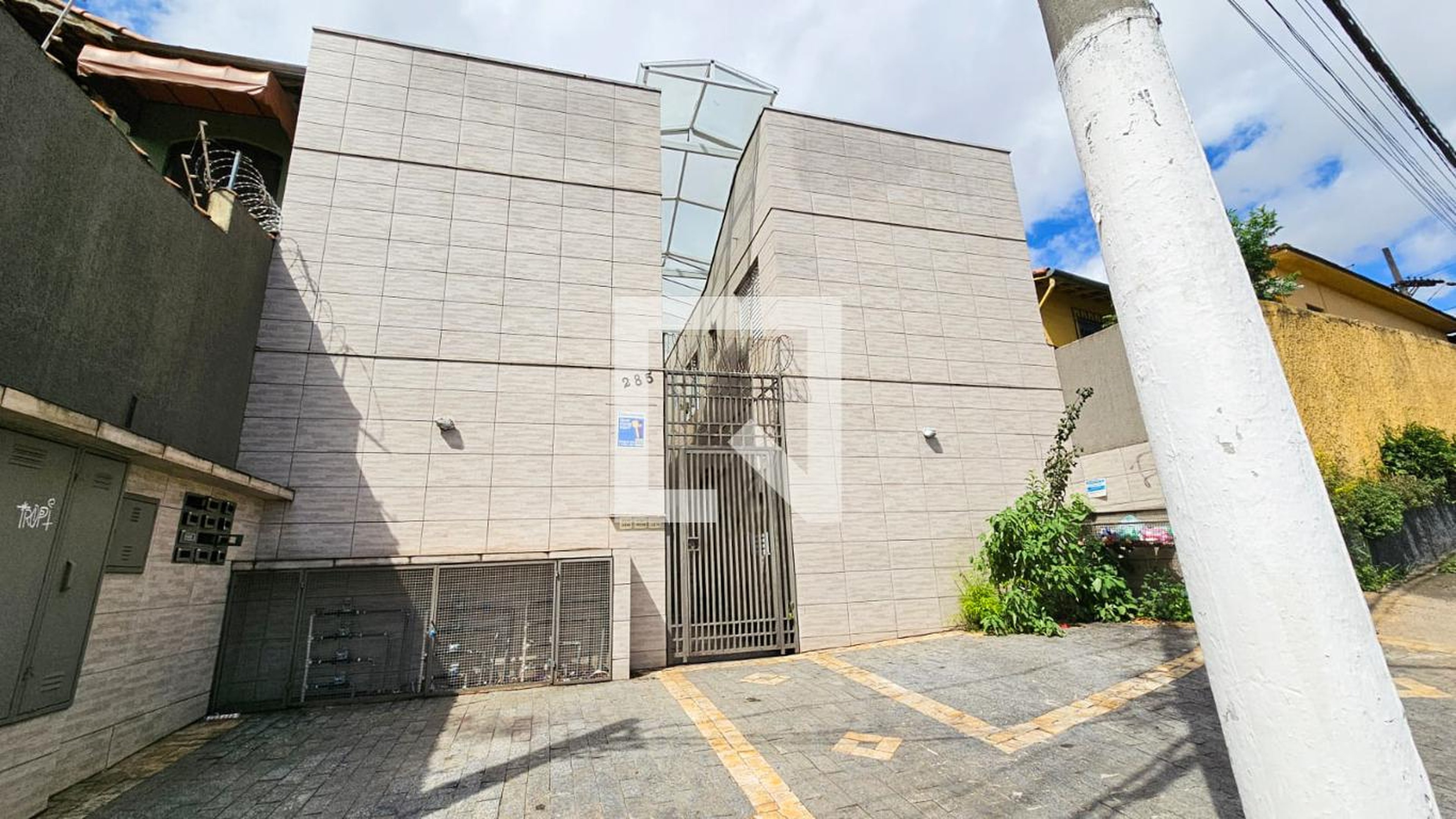 Fachada Condomínio em Rua Renato, 285