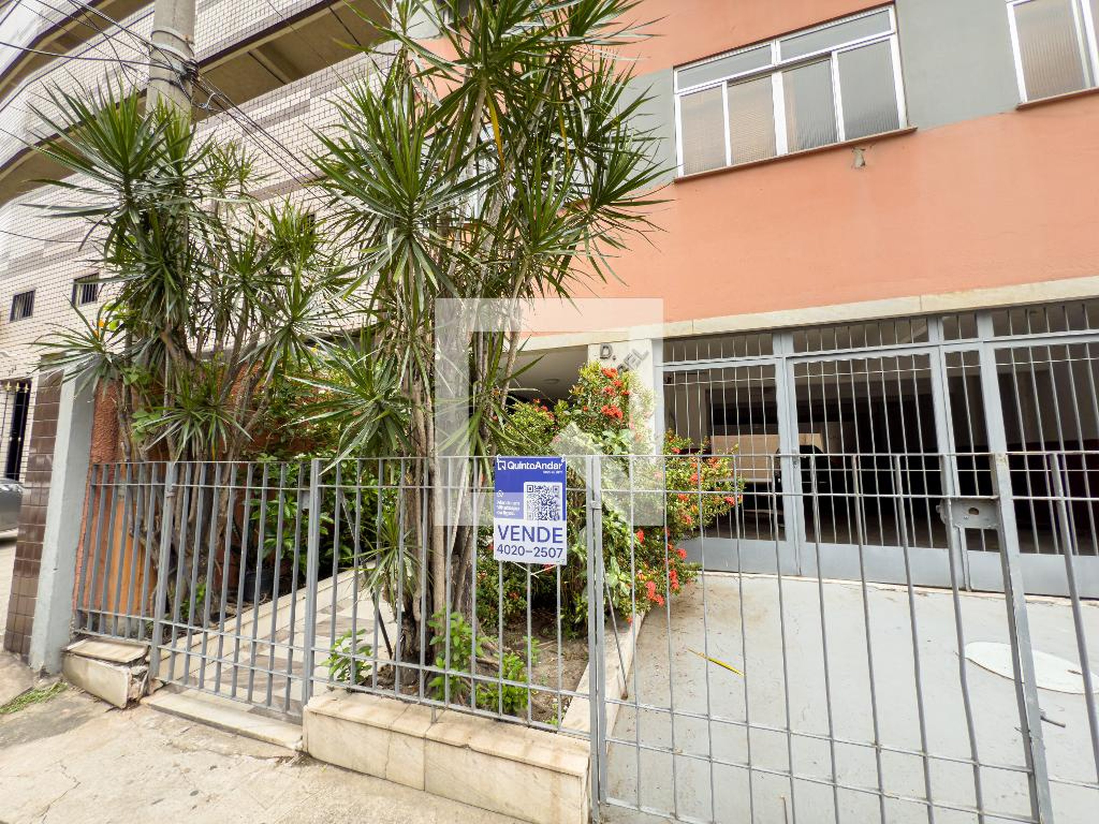 Fachada Condomínio em Rua Luperce Miranda, 27