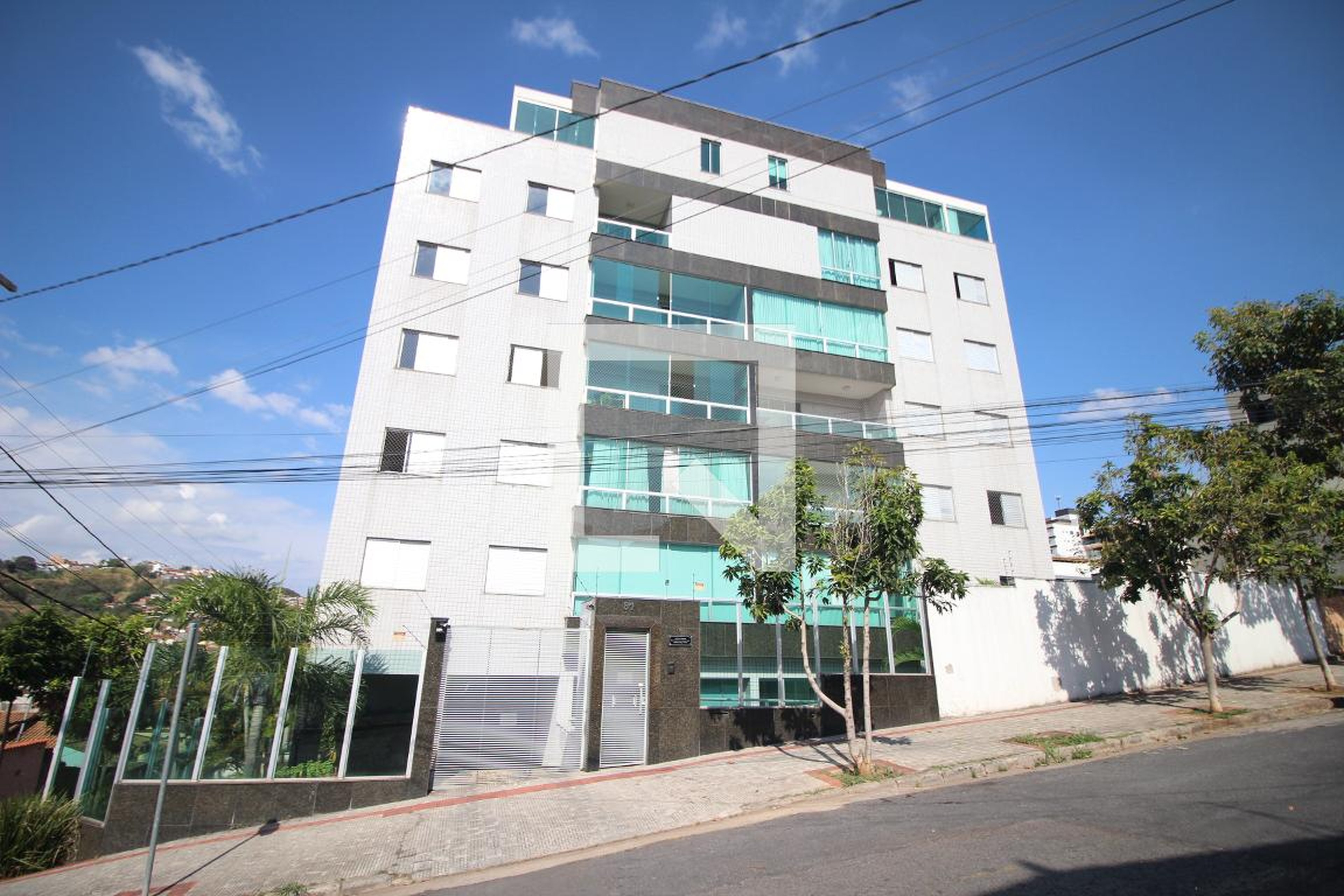 Fachada Condomínio em Rua Jordelino Cristino Lima, 81