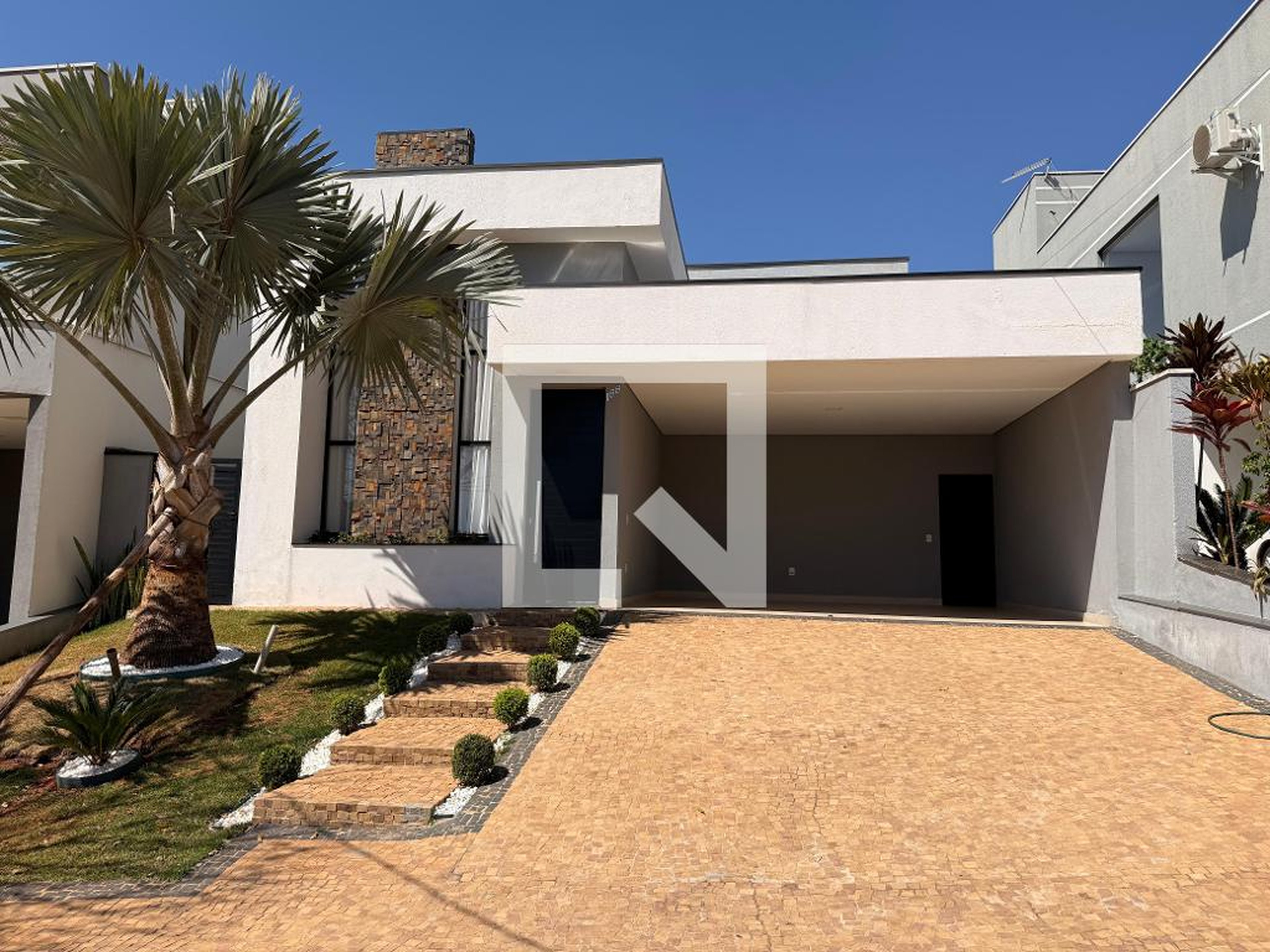 Fachada Condomínio em Rua Luiz Carlos Santa Cruz, 188