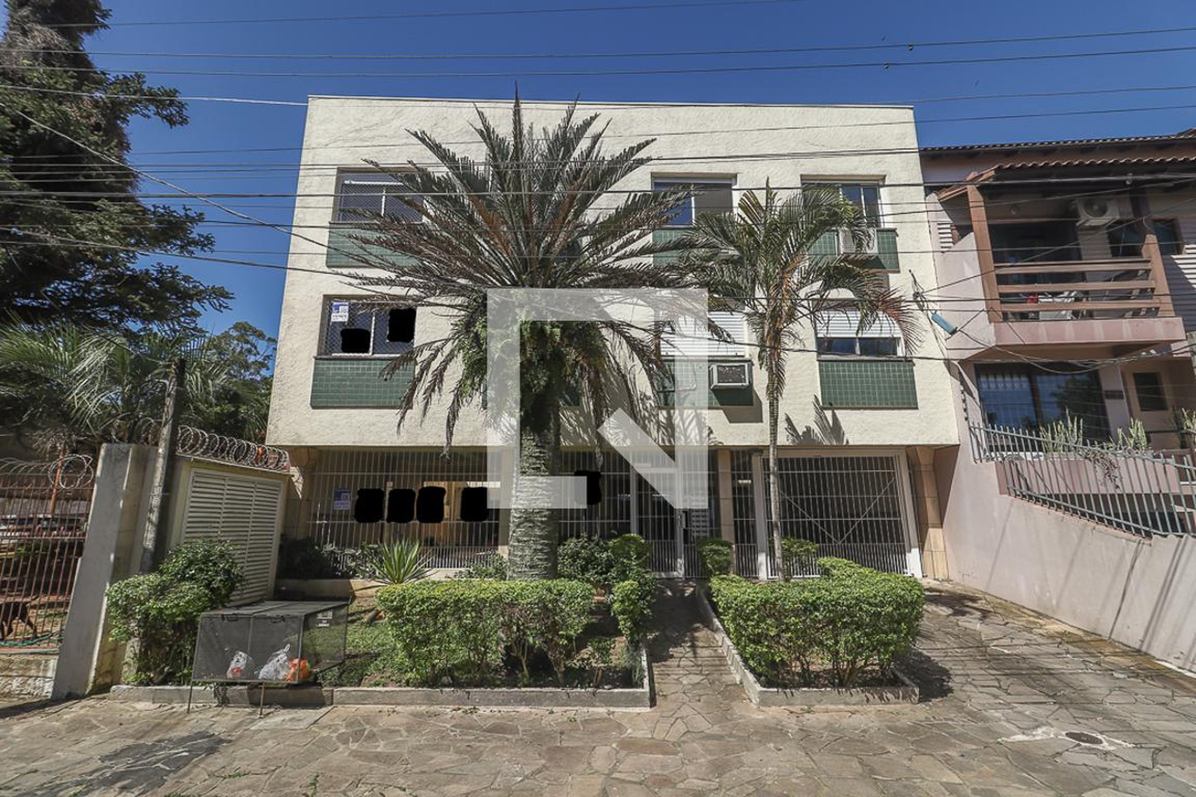 Fachada Condomínio em Rua Ari Barroso, 817
