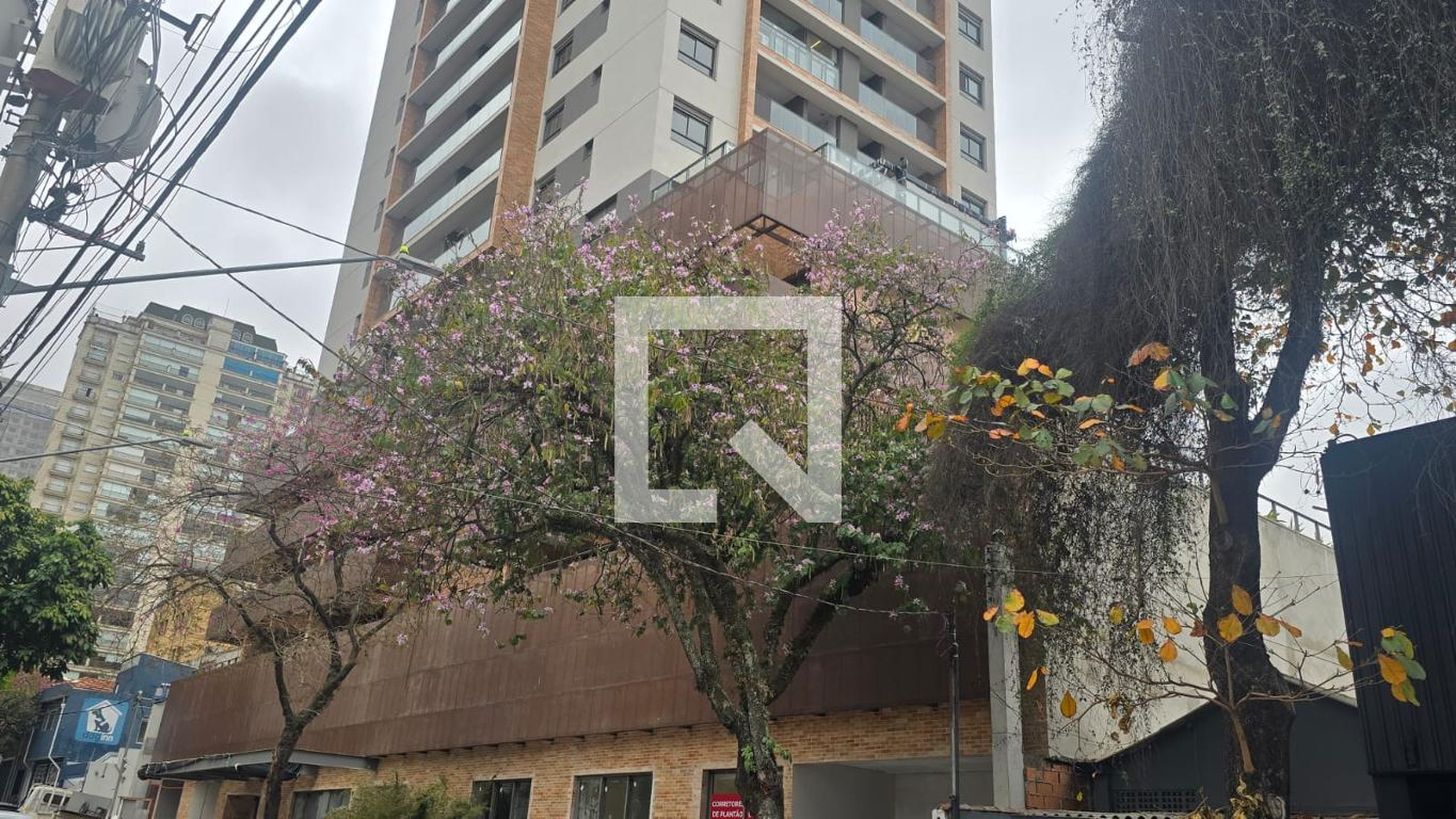 Fachada Condomínio em Rua Aimberê, 123