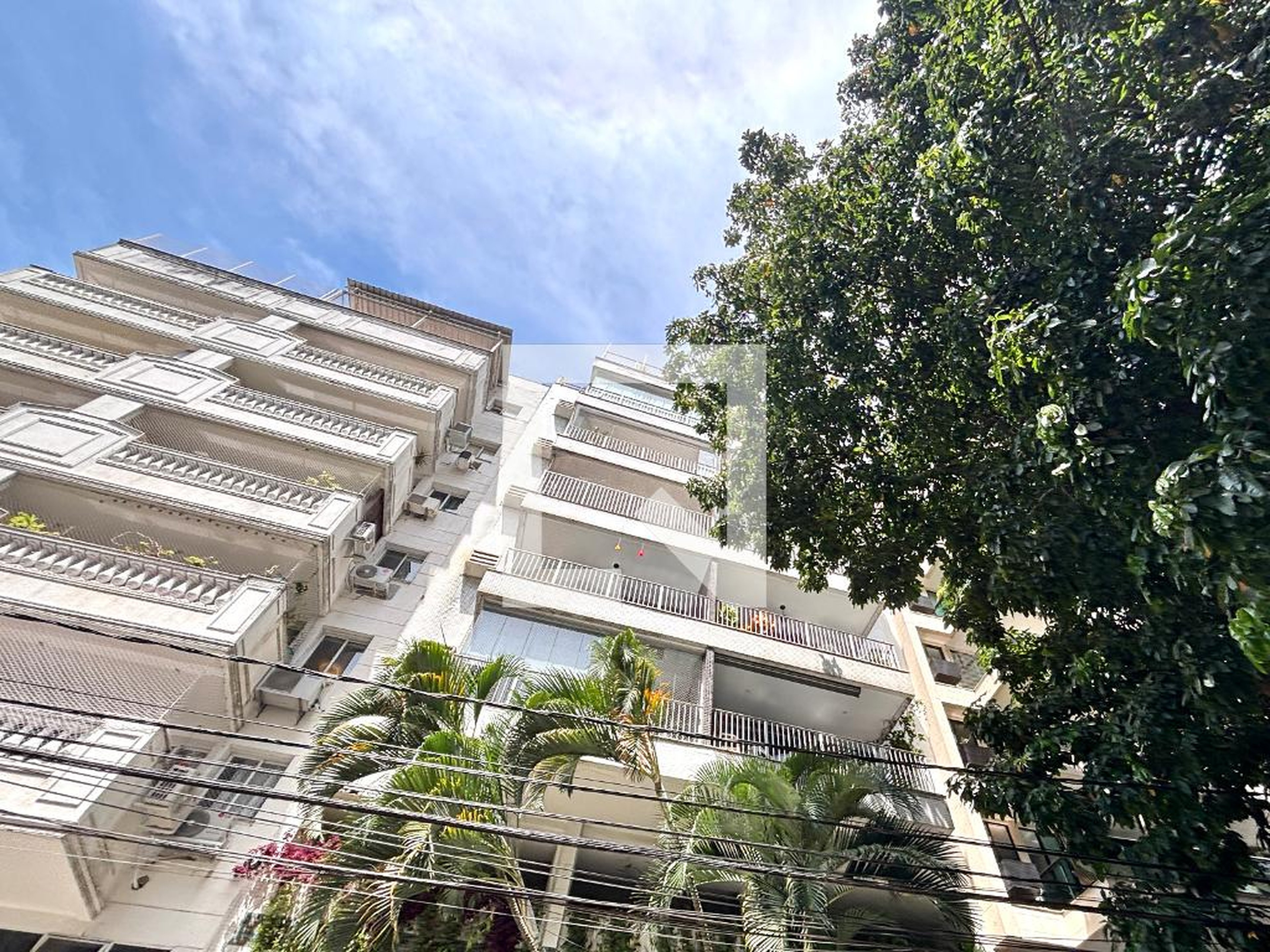 Fachada Condomínio em Rua Desembargador Burle, 104