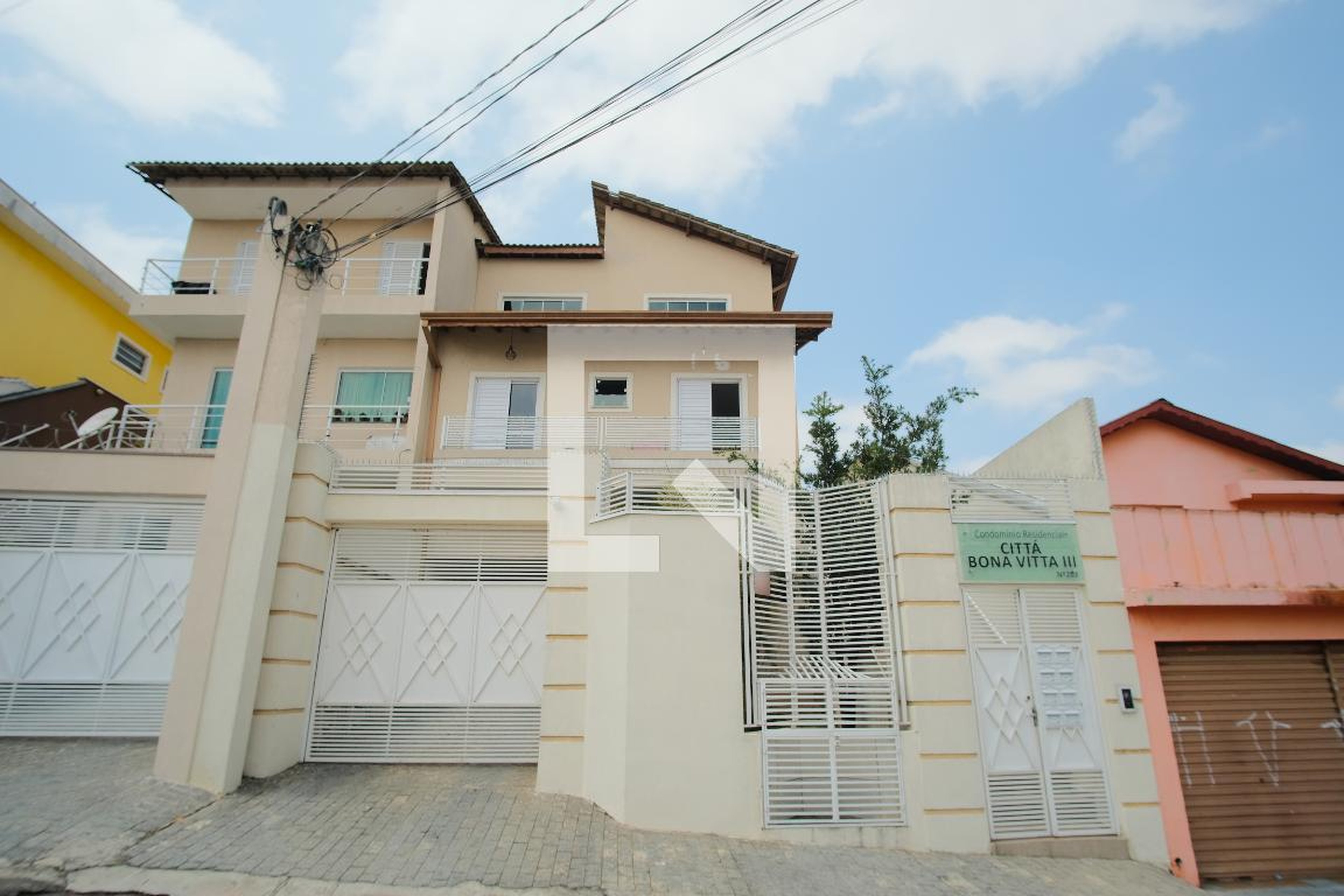 Fachada Condomínio em Rua Montes Aureos, 203