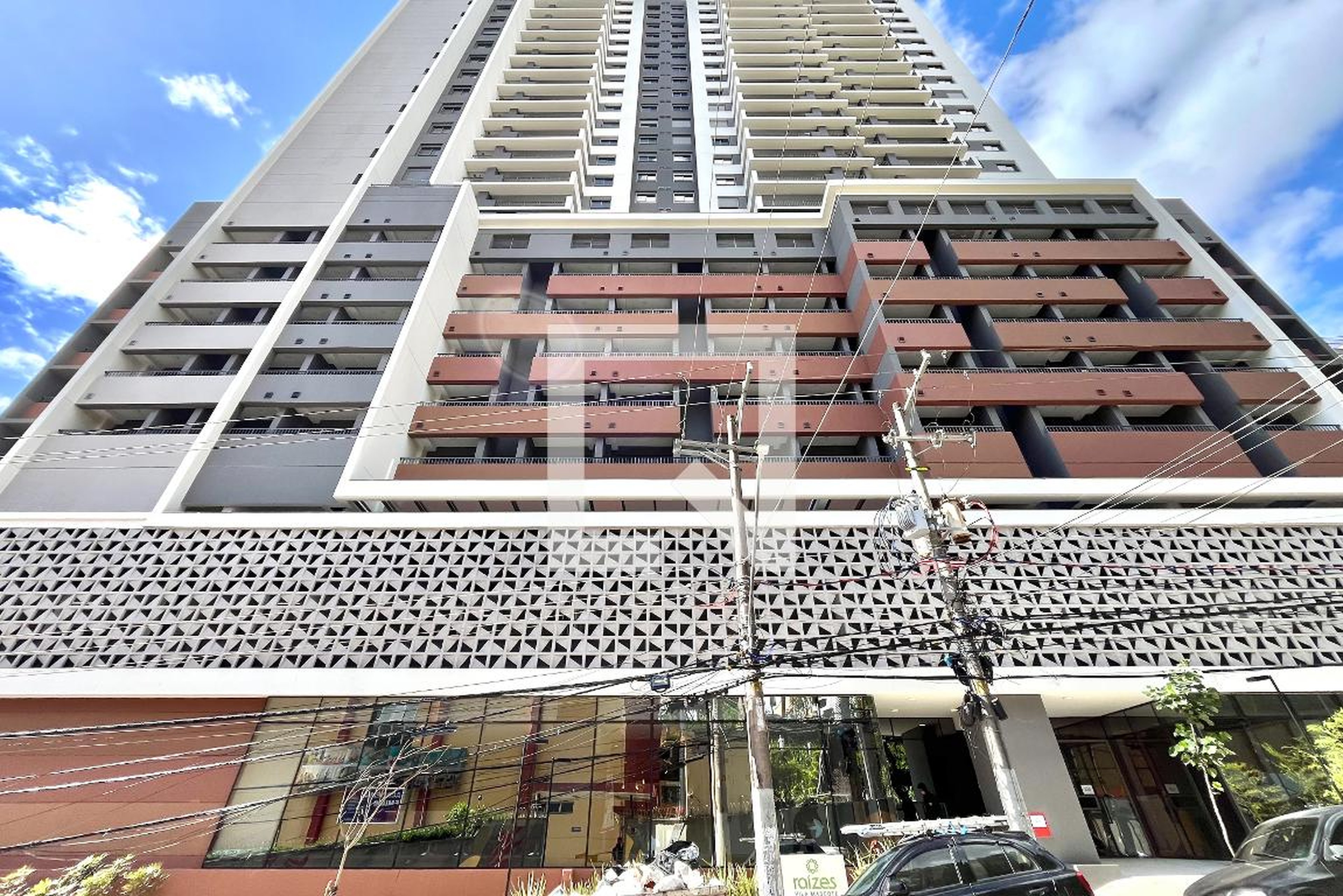 Fachada Condomínio em Rua Madre Emilie de Villeneuve, 446