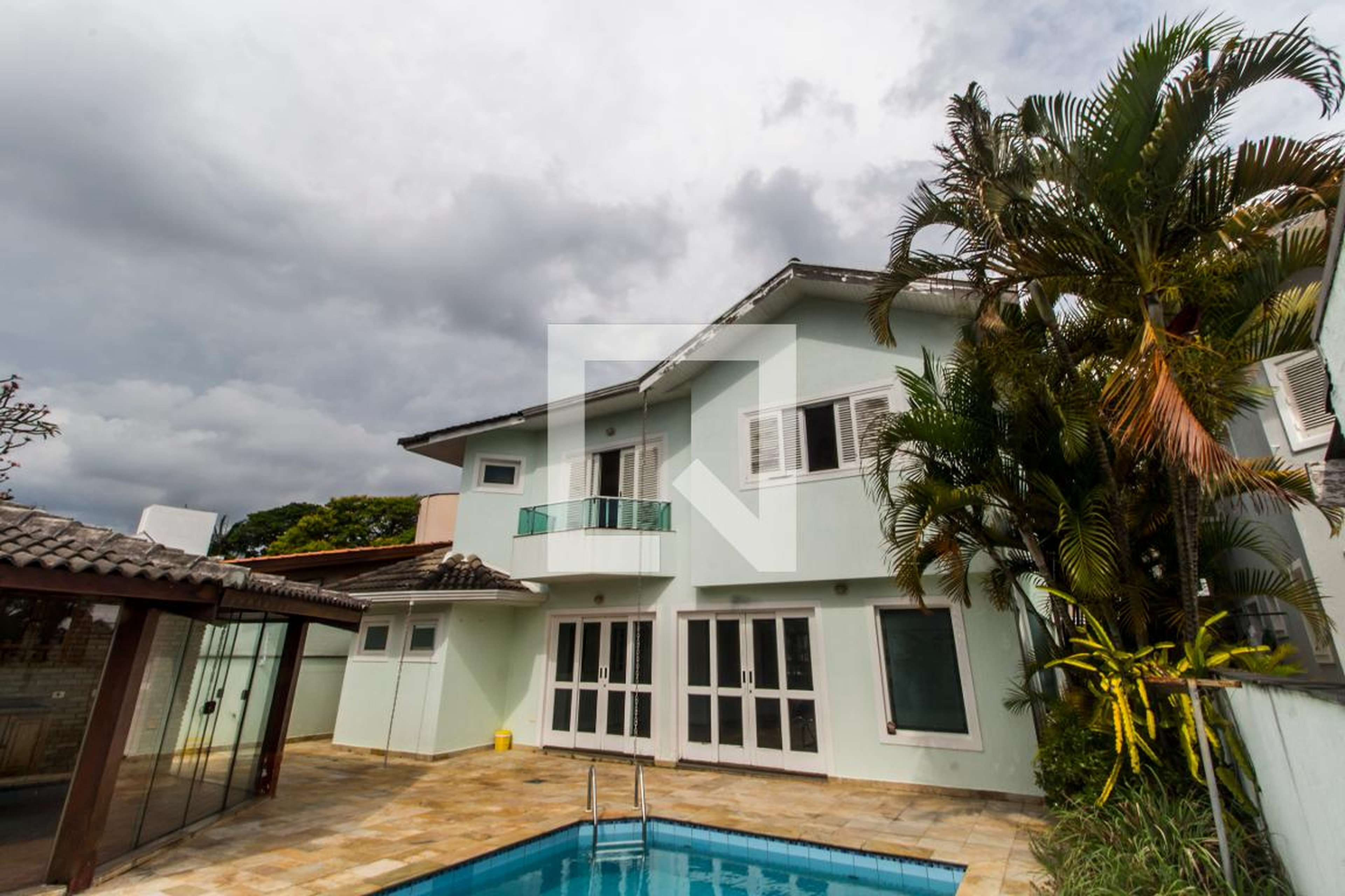 Fachada Condomínio em Alameda das Acácias, 360