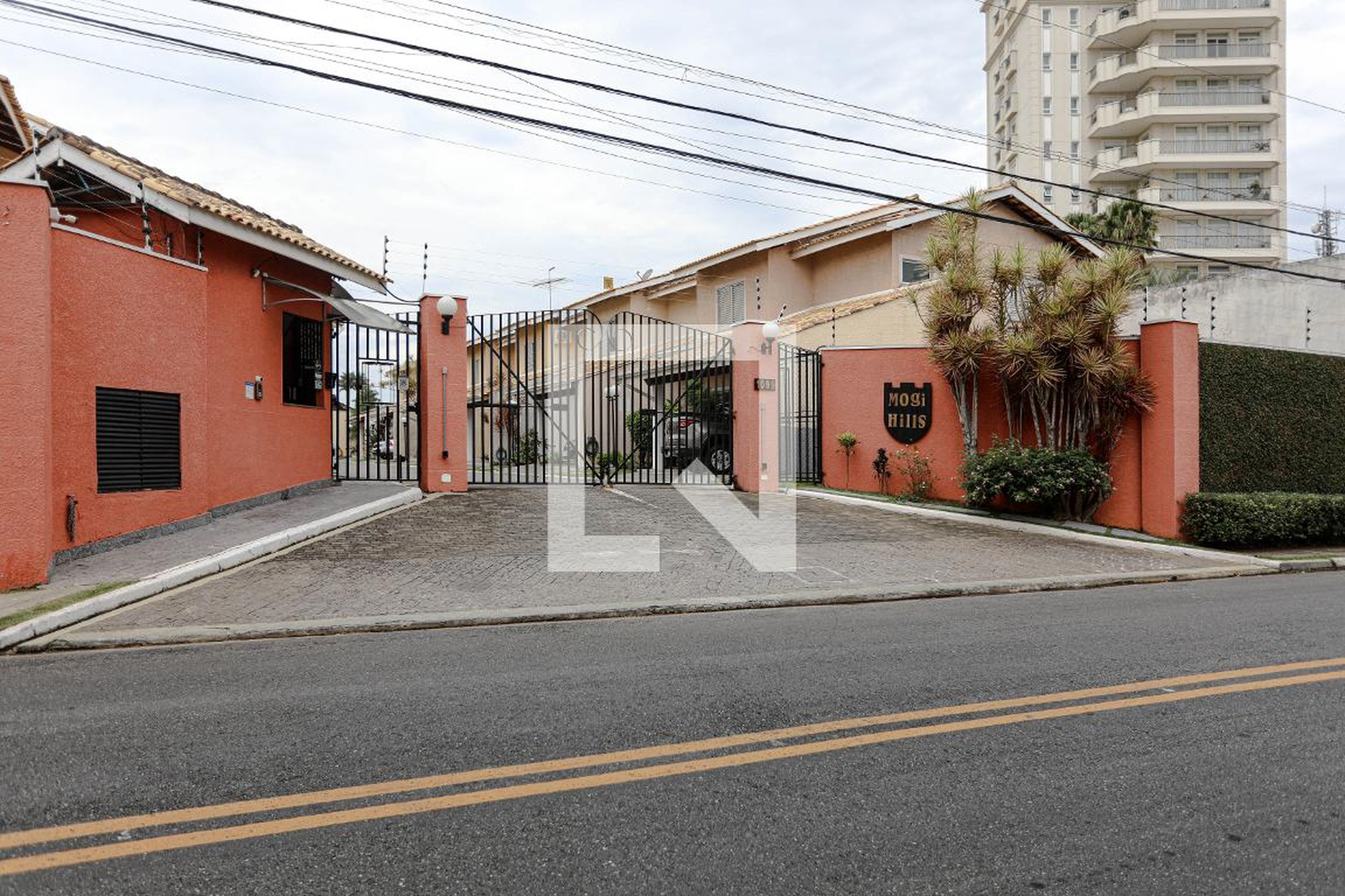 Fachada Condomínio em Avenida Frederico Straube, 1099