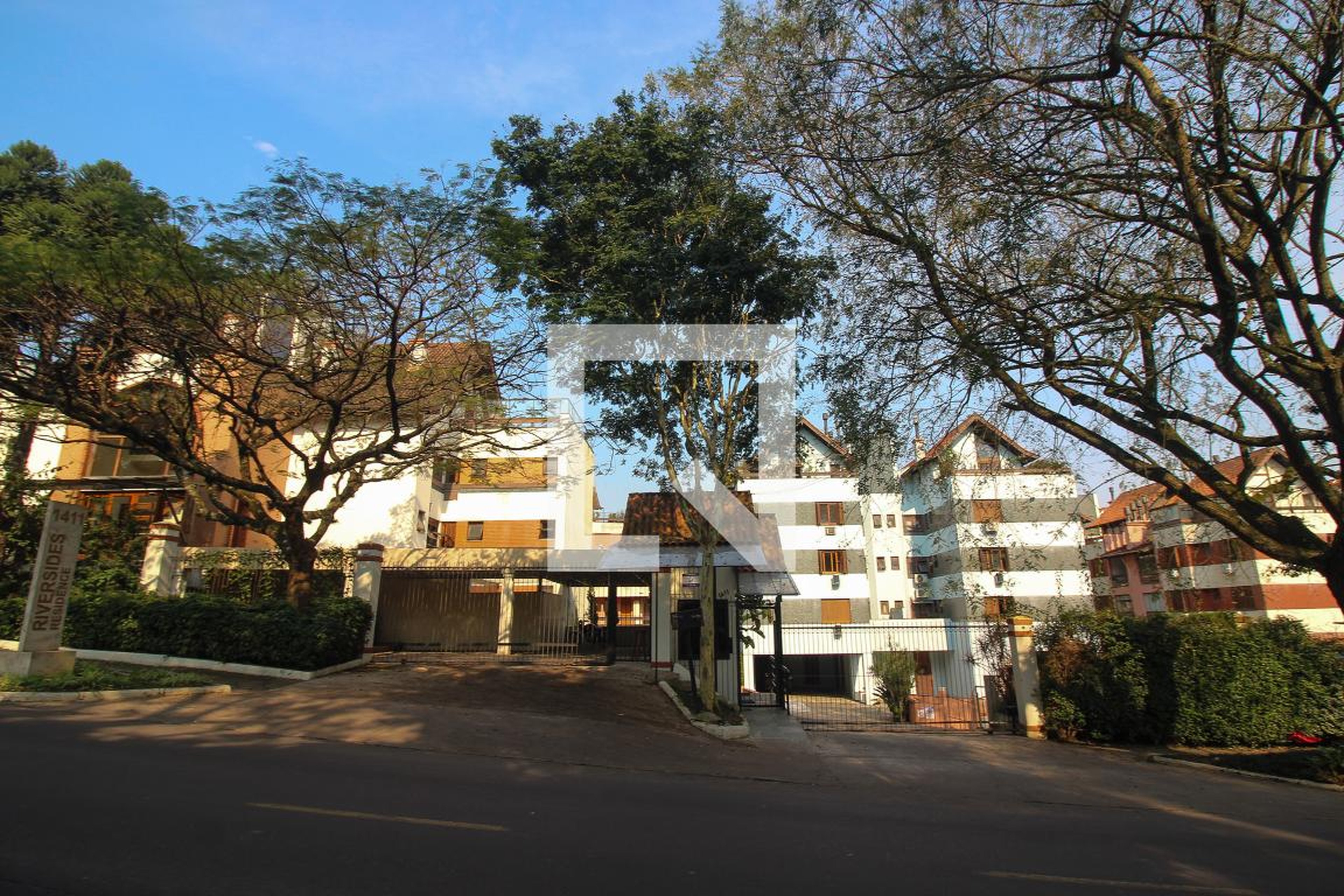 Fachada do condomínio Condomínio Riversides Residence