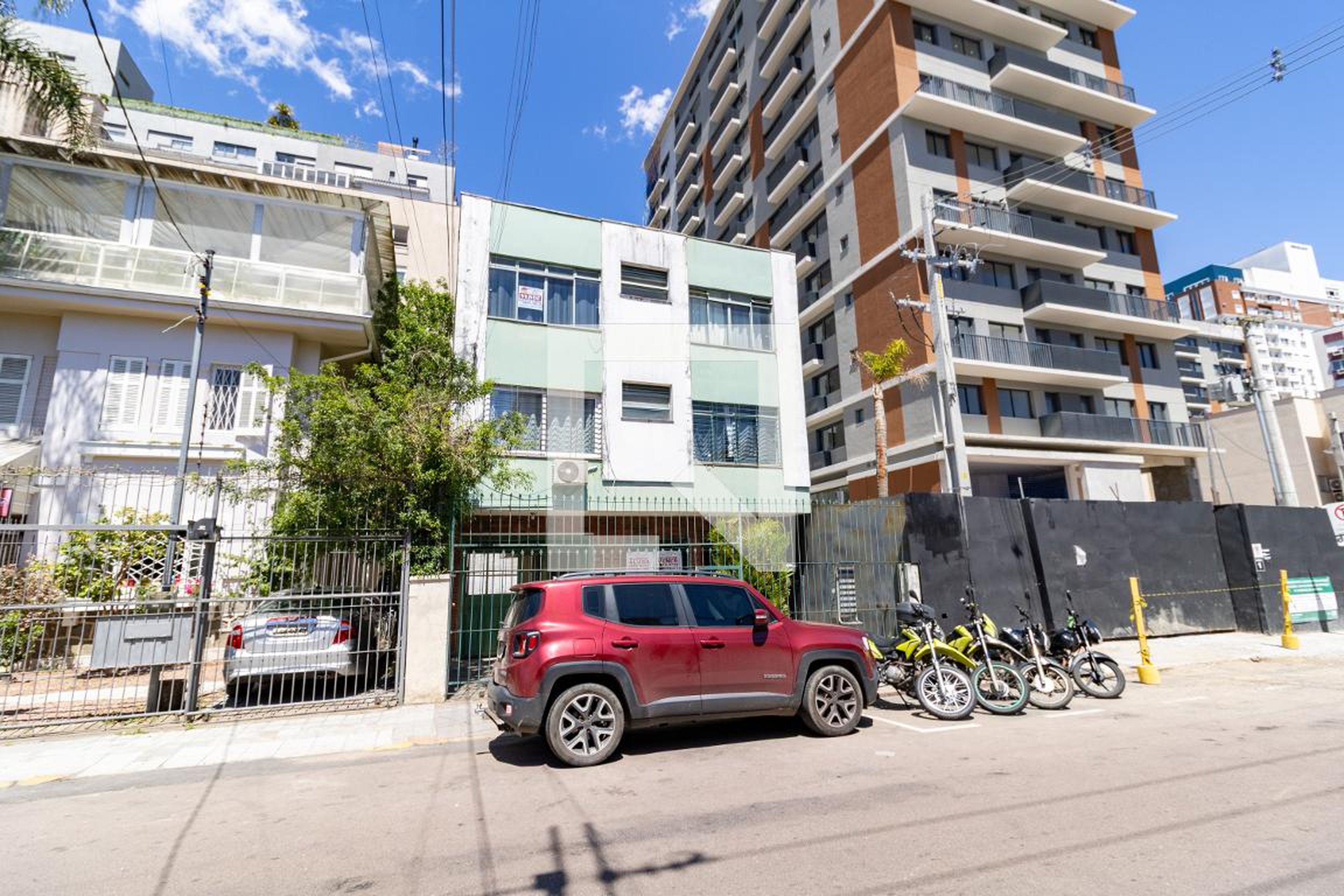 Fachada Condomínio em Rua Luiz Afonso, 76