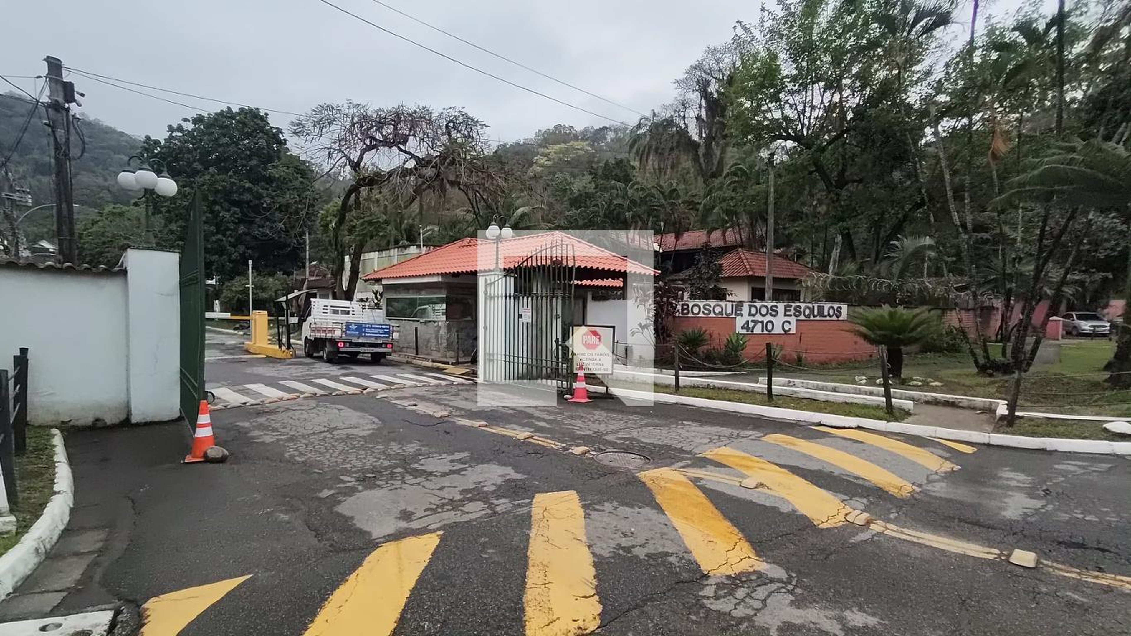 Fachada Condomínio em Rua Aroeiras, 196