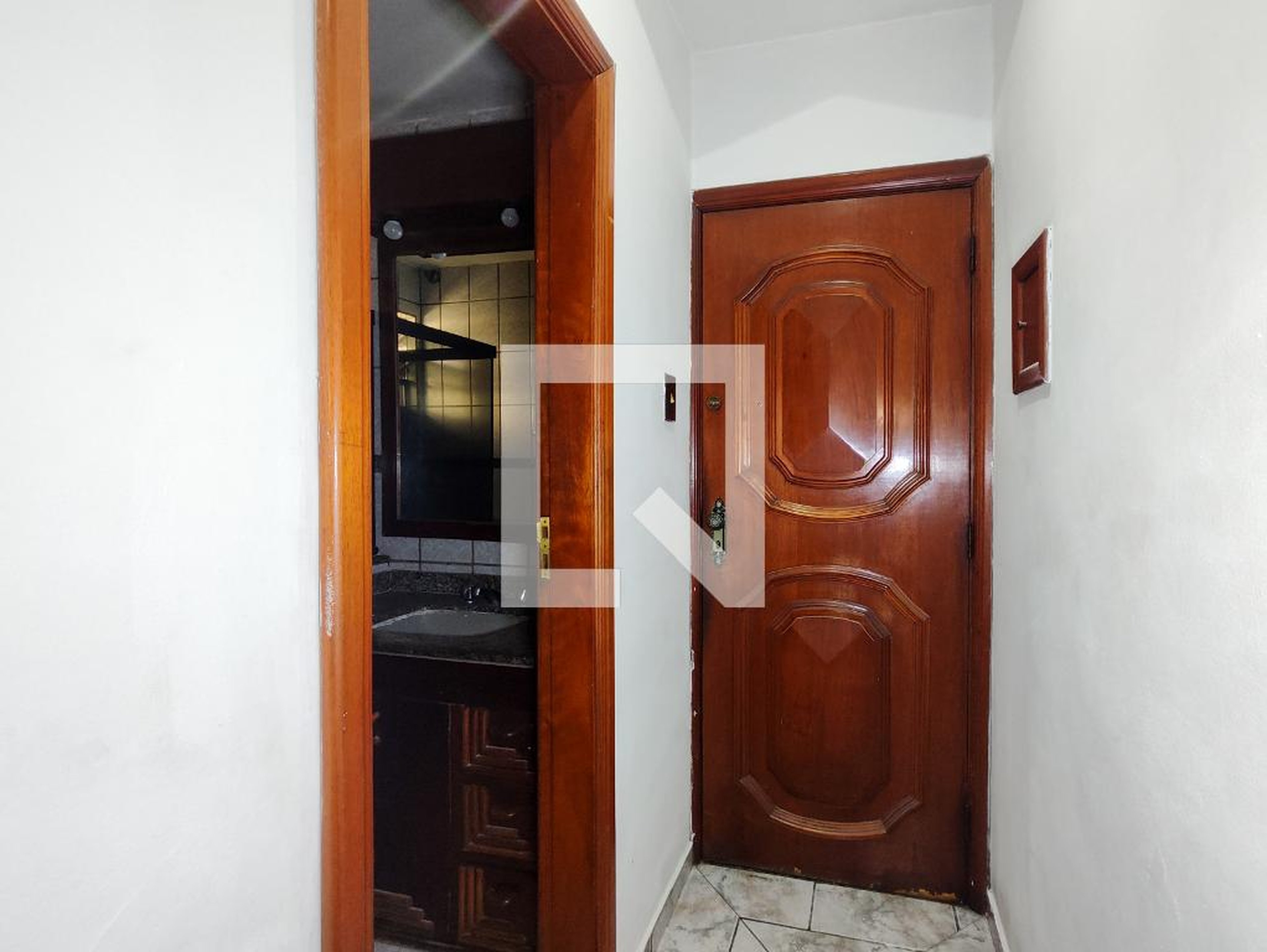 Entrada Condomínio em Rua Sousa Barros, 45