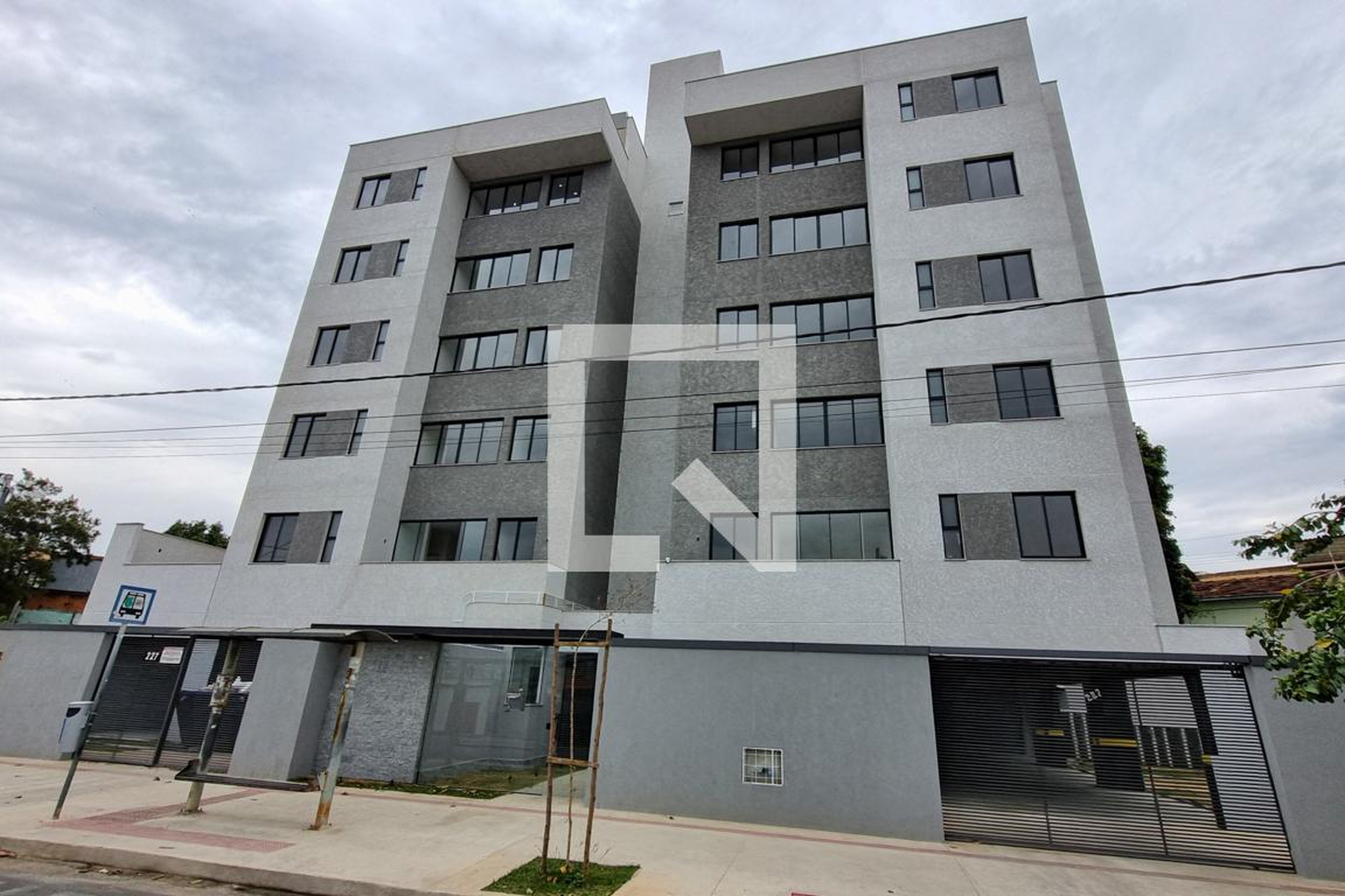 Fachada Condomínio em Rua Doná Senhorinha, 227