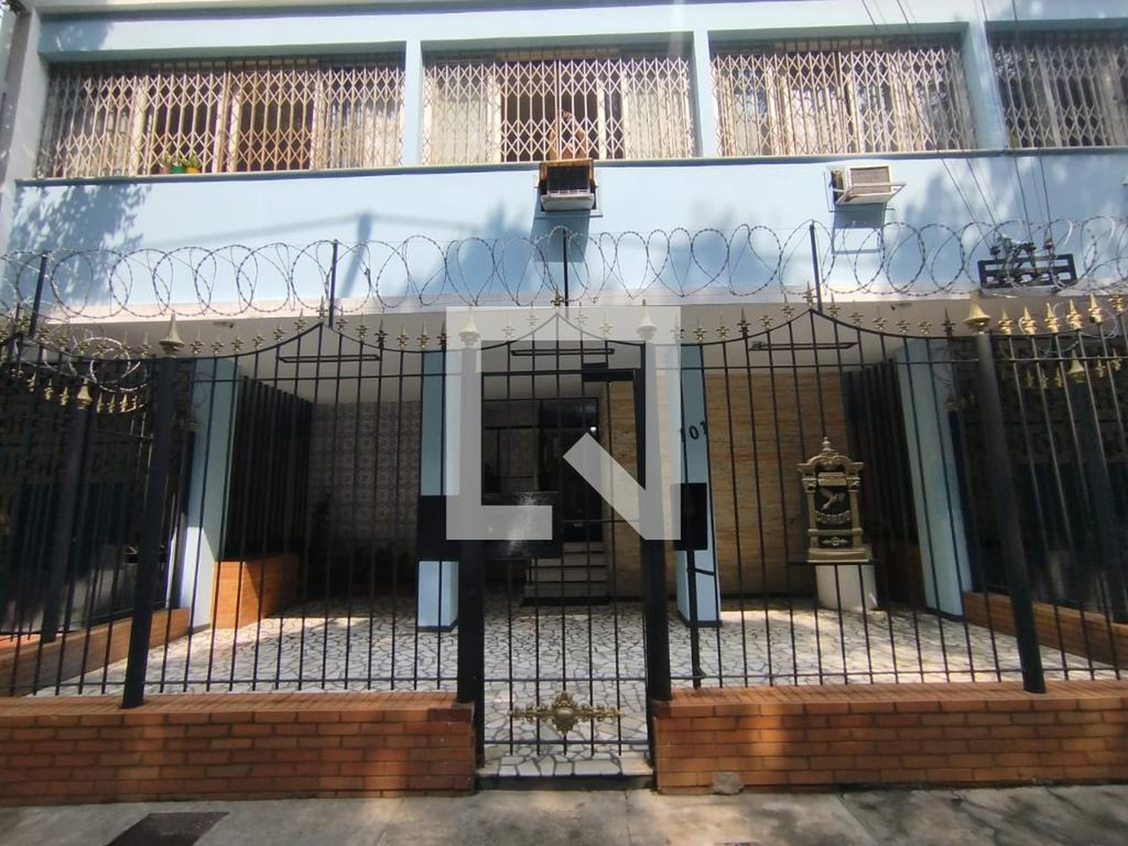 Fachada Condomínio em Rua Dona Zulmira, 101