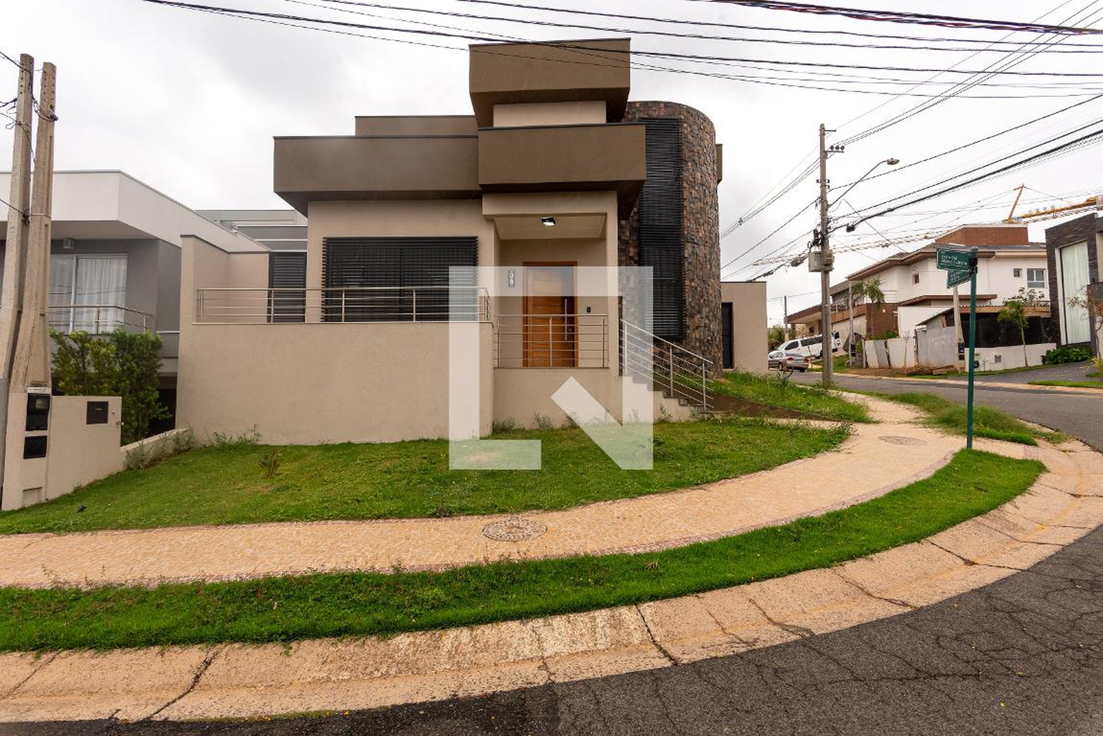 Fachada Condomínio em Rua Elvira del Álamo Cabrino, 8