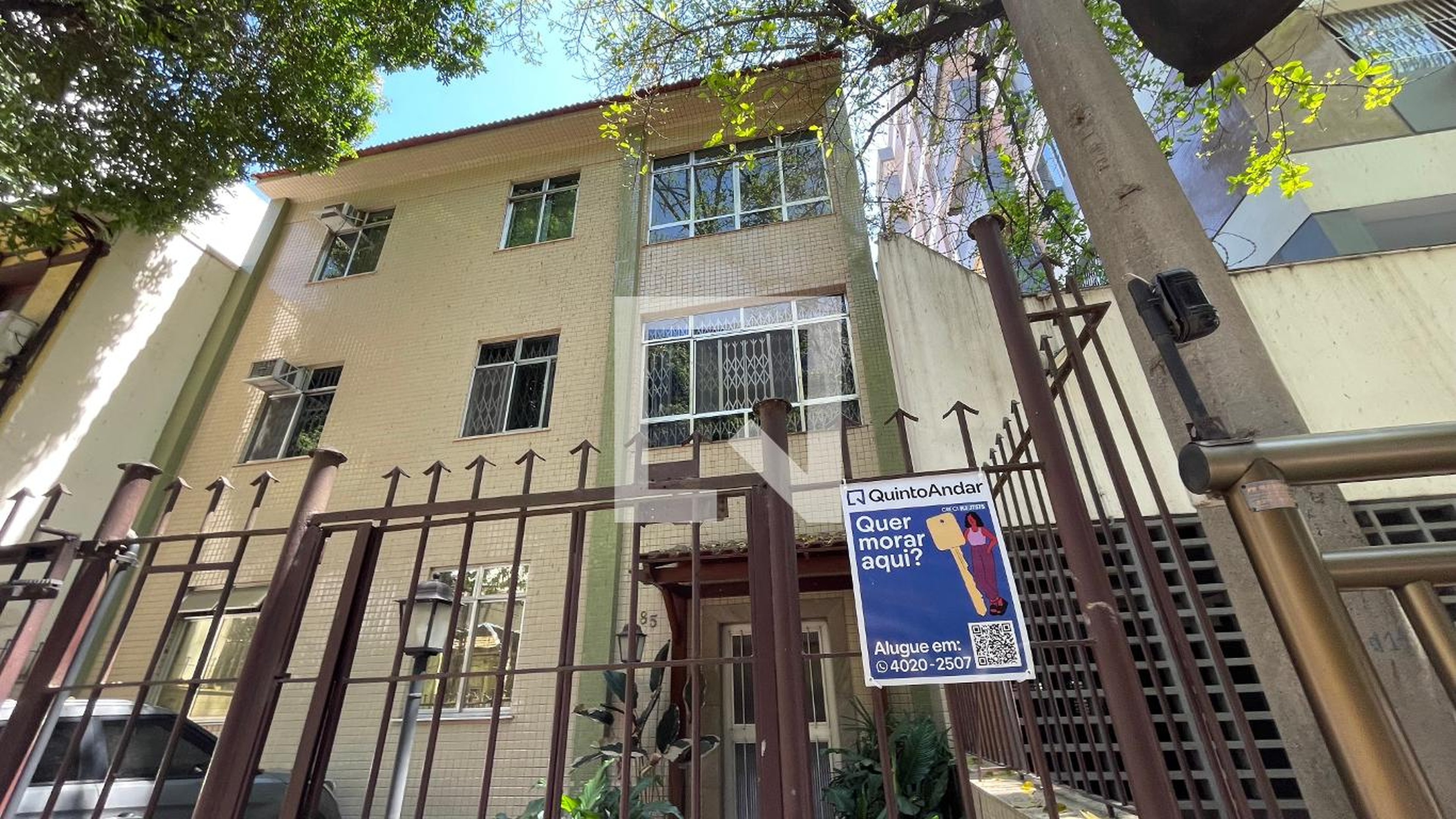 Fachada Condomínio em Rua Gonçalves Crespo, 85