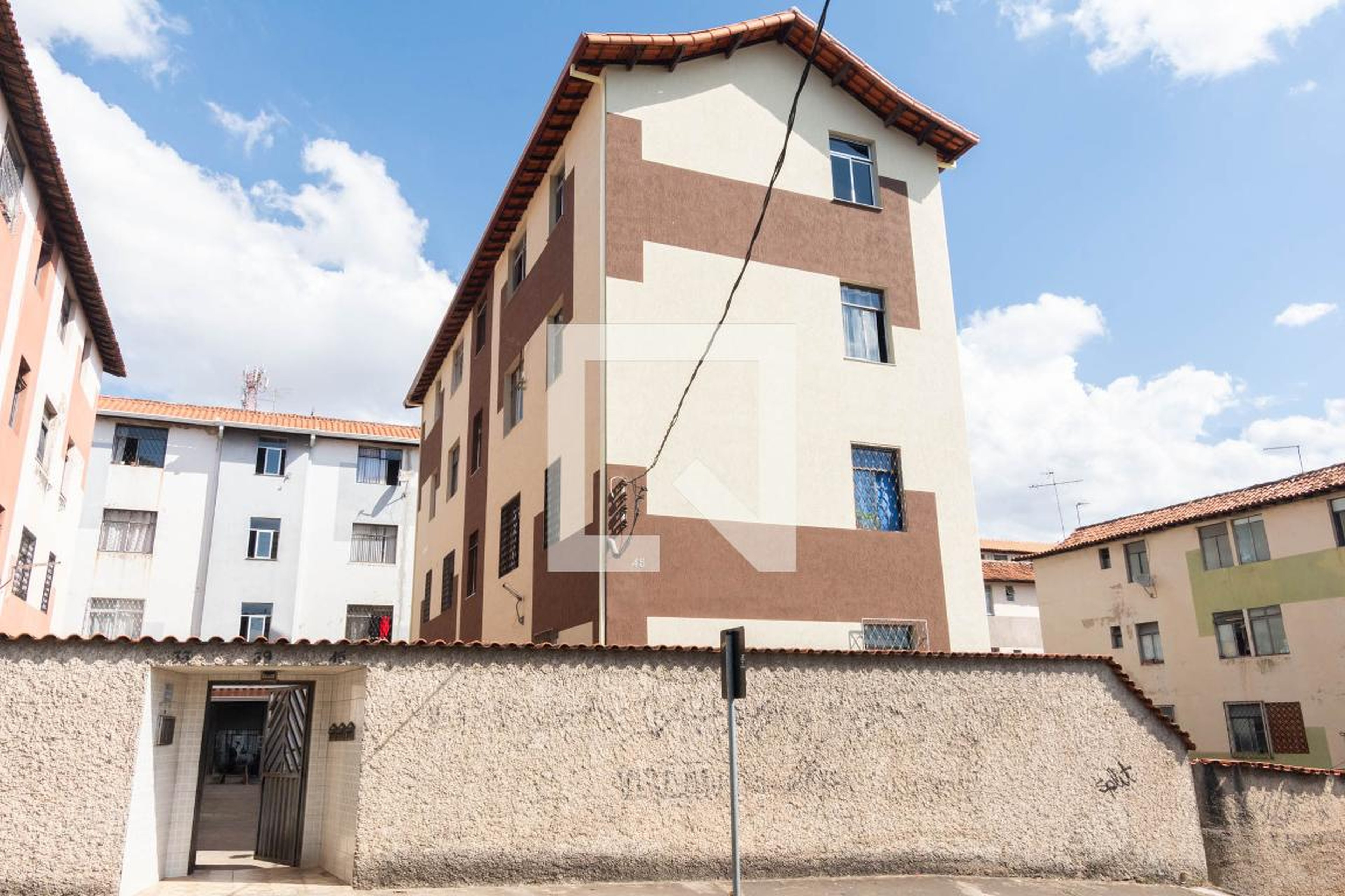 Fachada Condomínio em Rua Manoel Gonçalves, 45