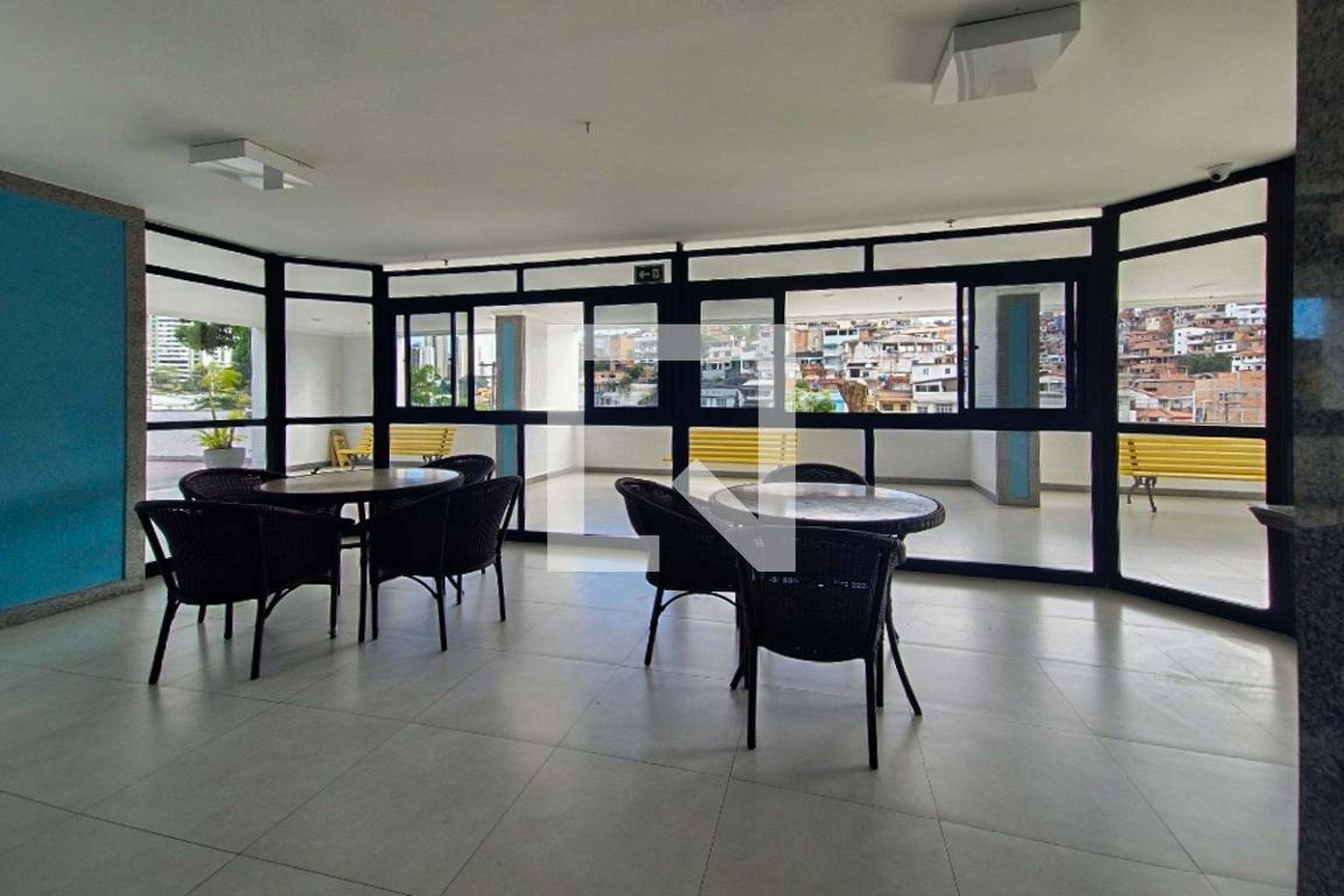 Hall de entrada Condomínio em Ladeira do Acupe, 94