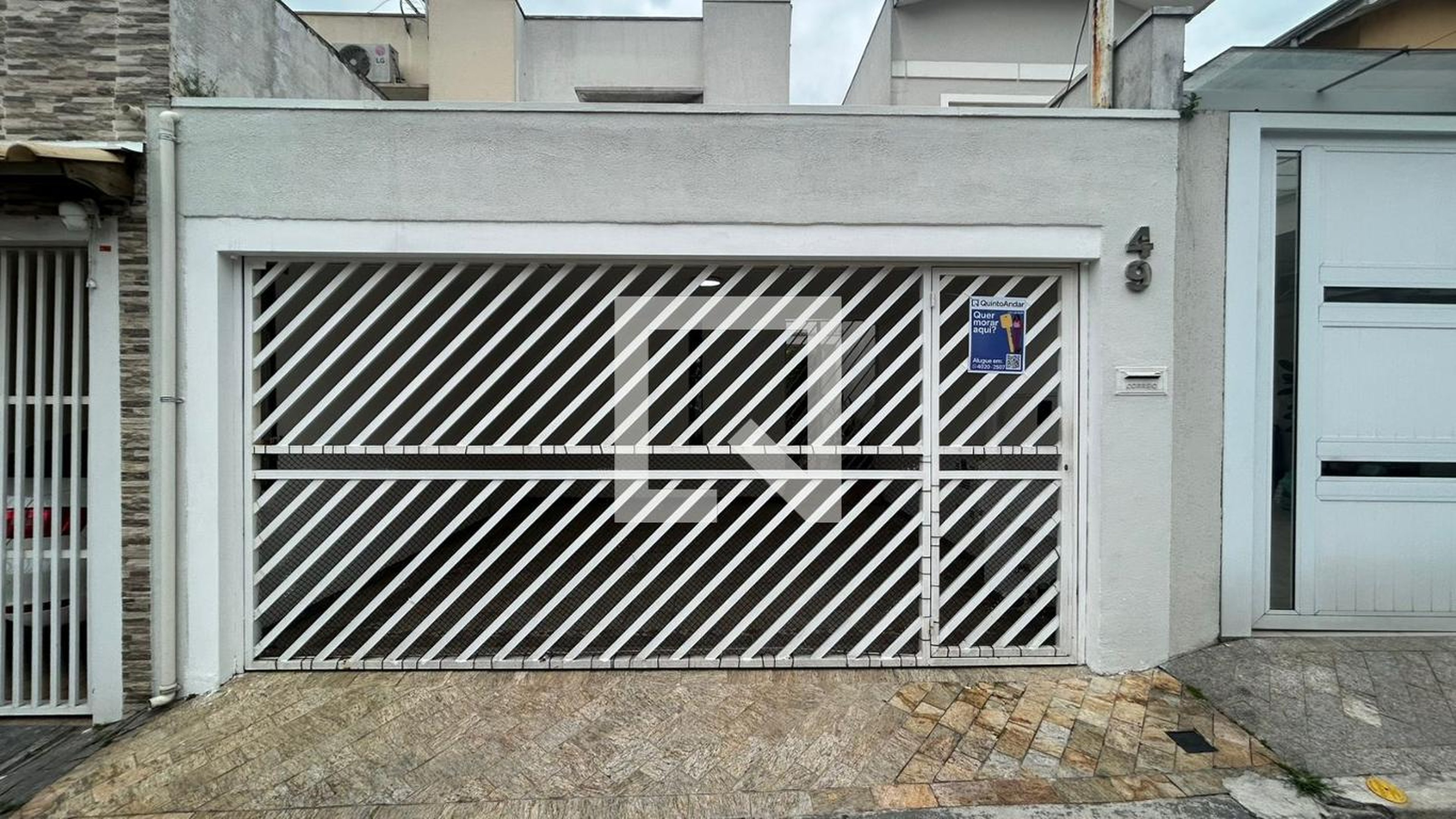 Fachada Condomínio em Rua Maria Perez Auge, 49