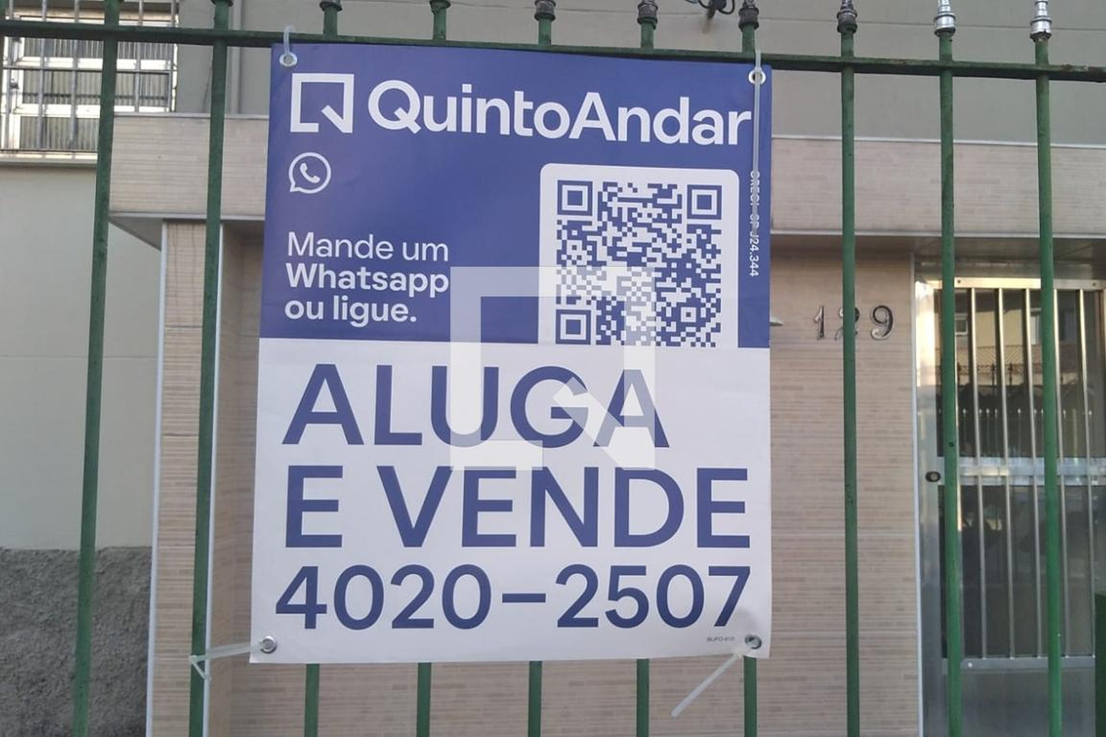 Fachada Condomínio em Rua Jaime Adour da Câmara, 129