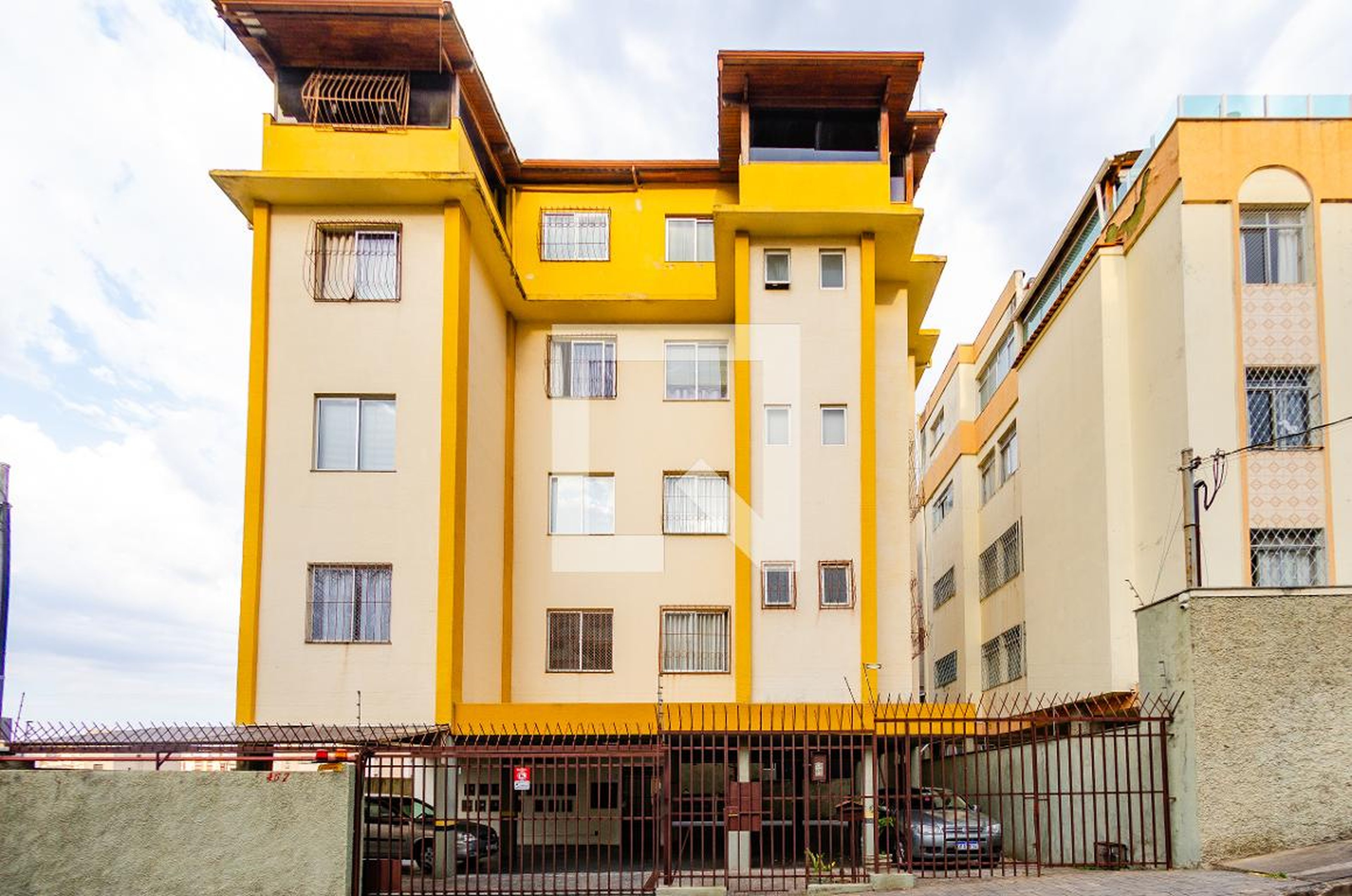 Fachada Condomínio em Rua Açucenas, 457