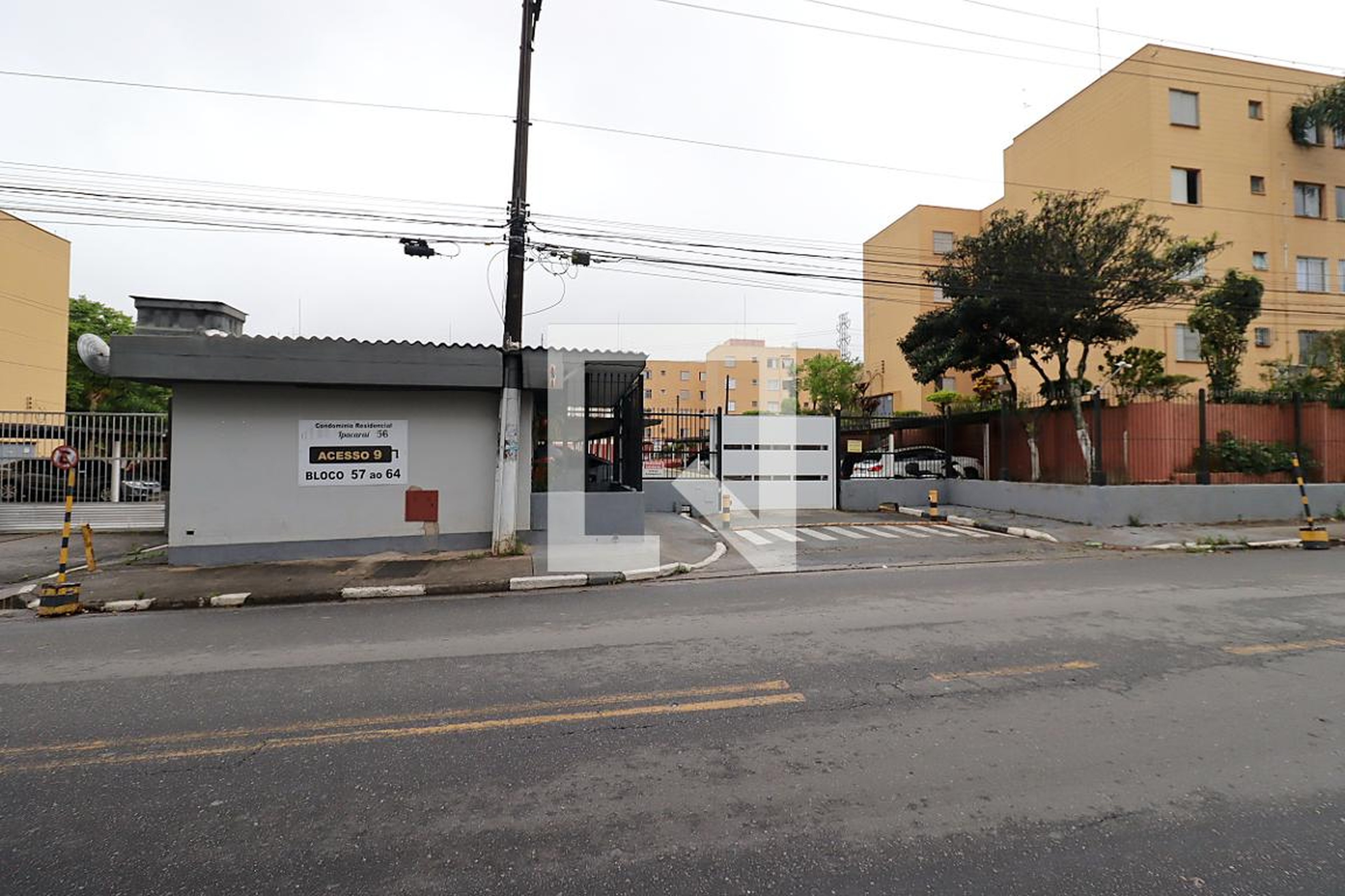 Fachada Condomínio em Rua Doutor Almenor Jardim Silveira, 49