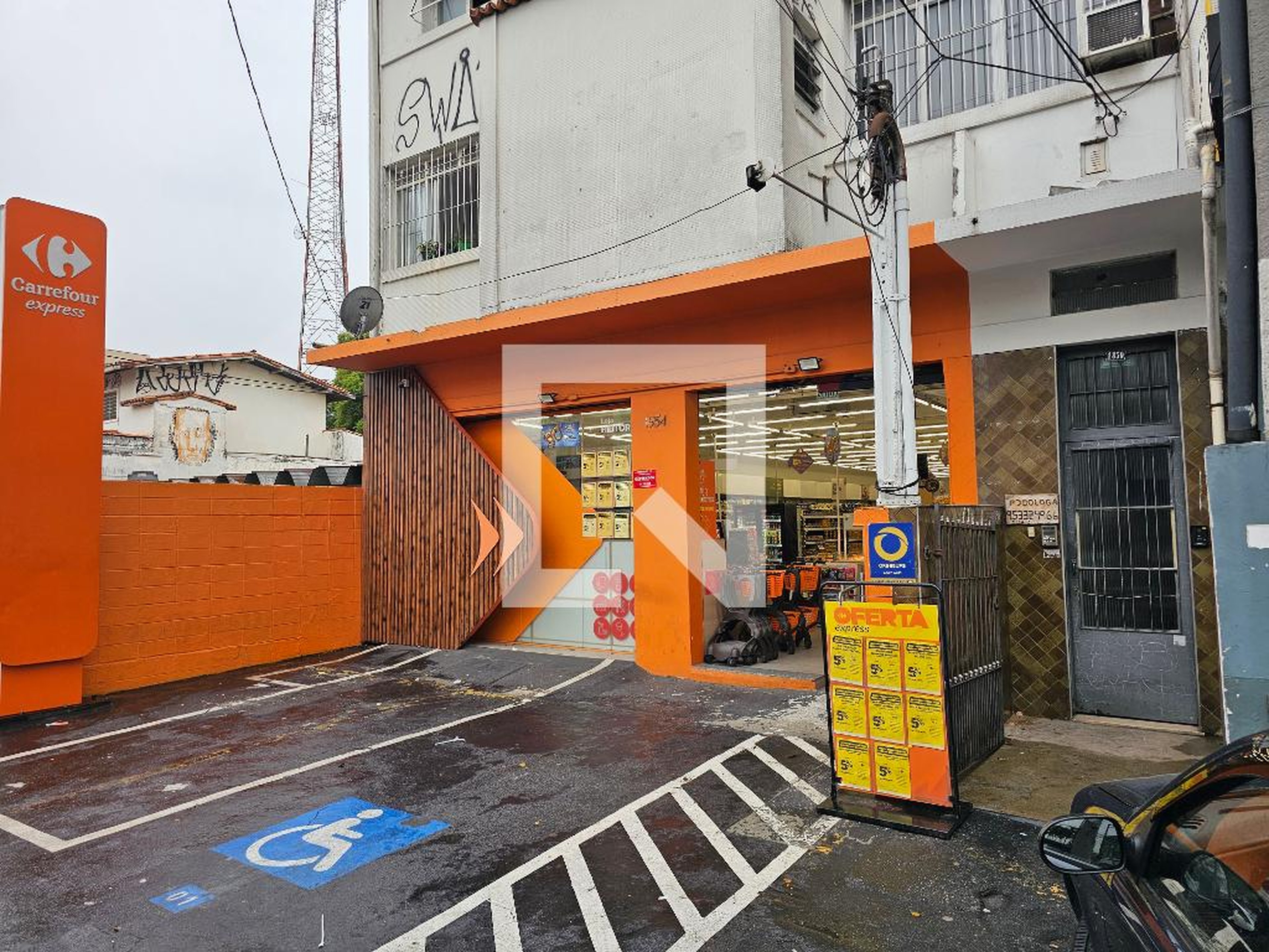 Fachada Condomínio em Rua Heitor Penteado, 1850