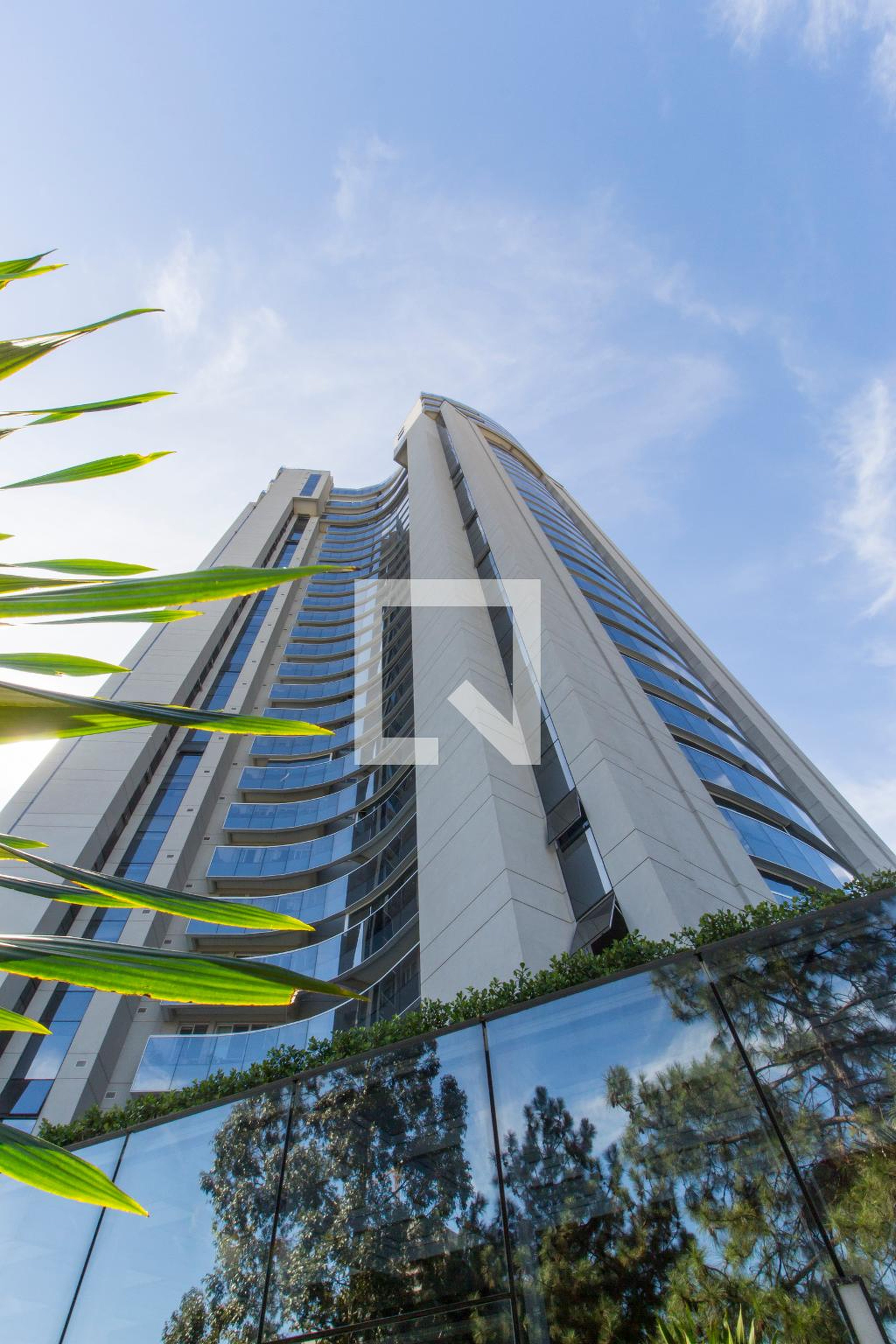 Fachada Condomínio em Avenida Ômega, 123