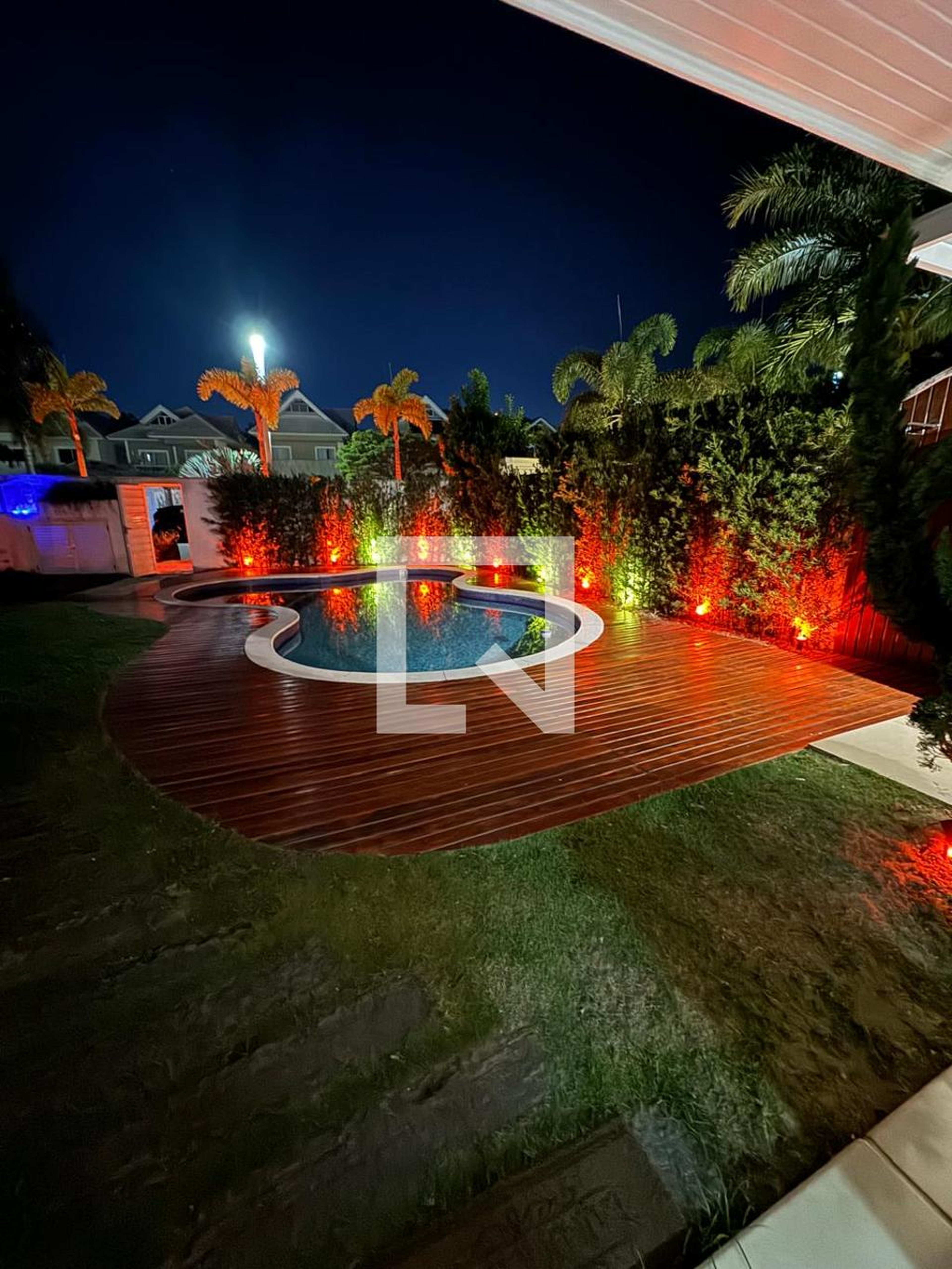 Piscina Condomínio em Rua Dina Sfat, 225