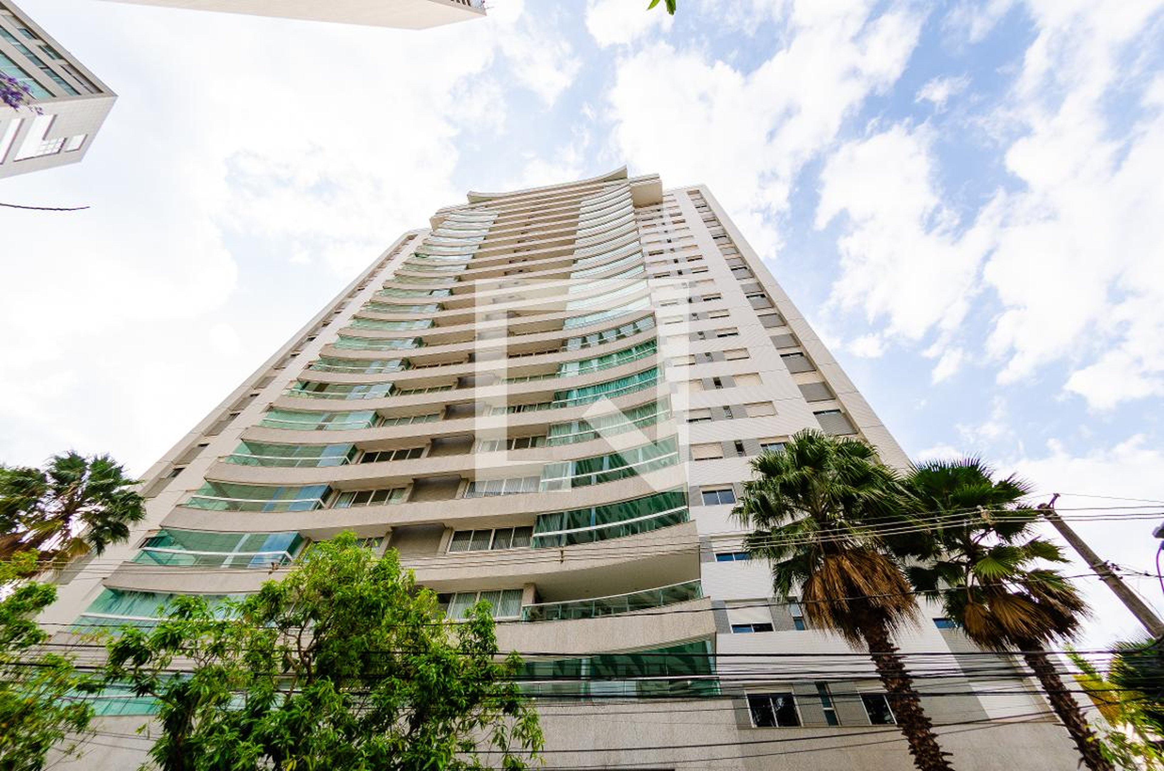 Fachada Condomínio em Rua Desembargador Jorge Fontana, 700