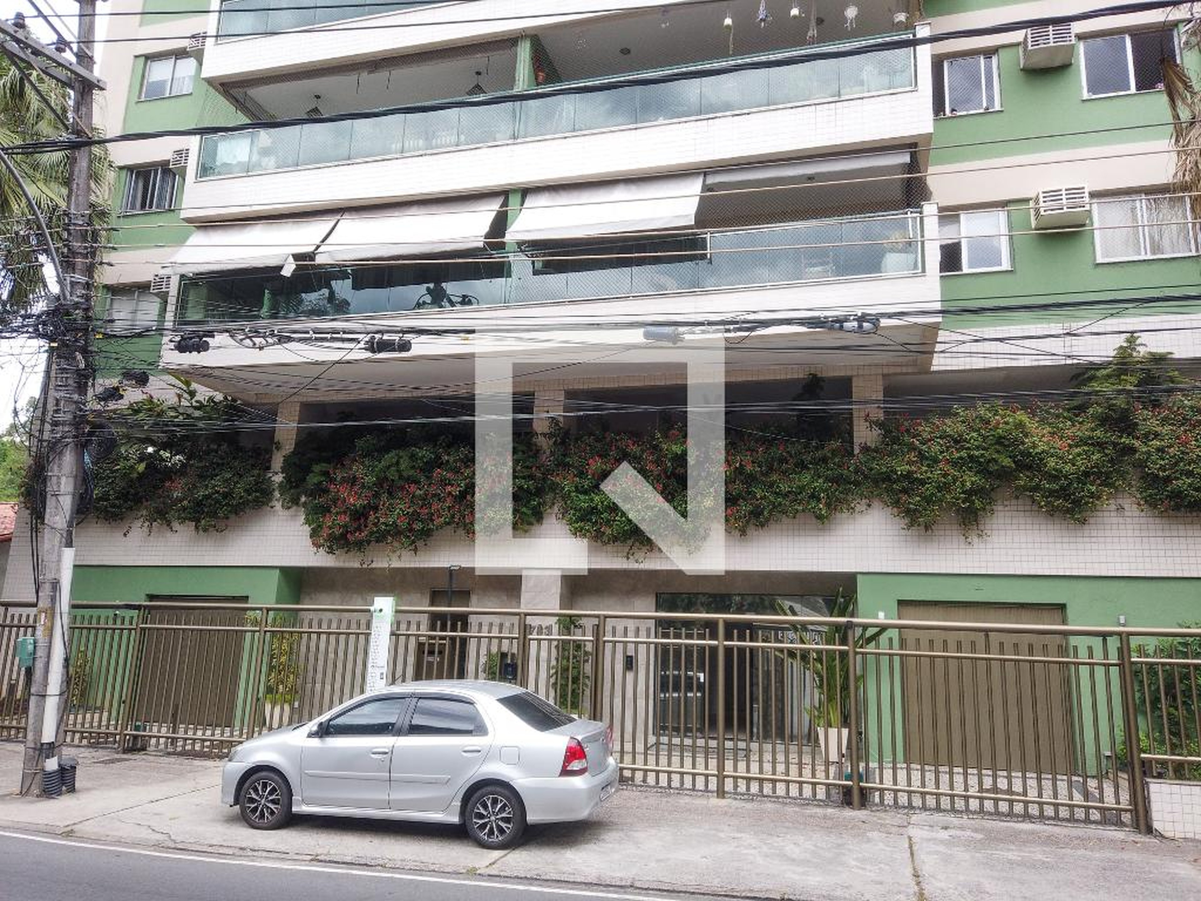 Fachada Condomínio em Rua Geminiano Góis, 708