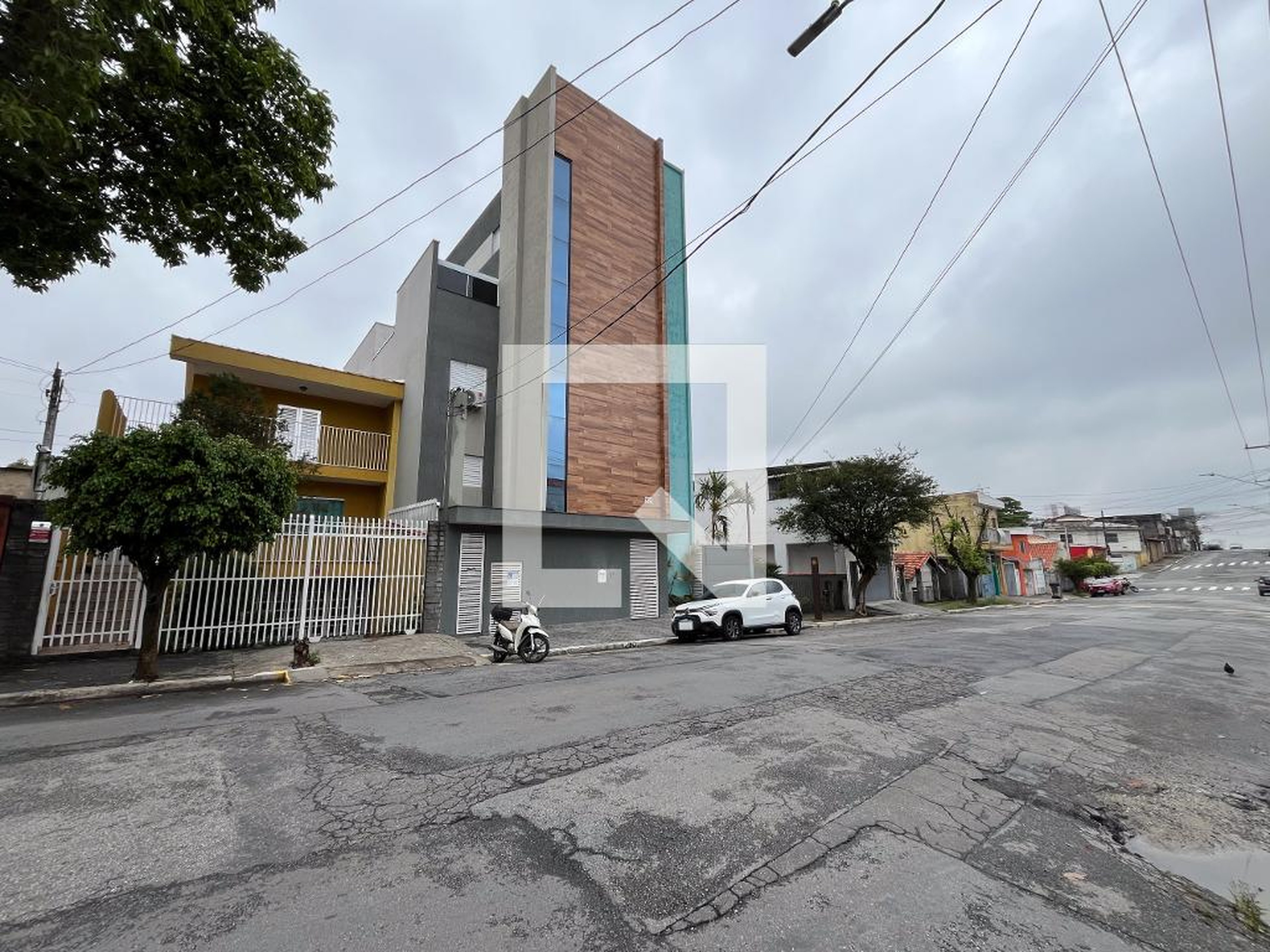 Fachada Condomínio em Rua Alto Garças, 656