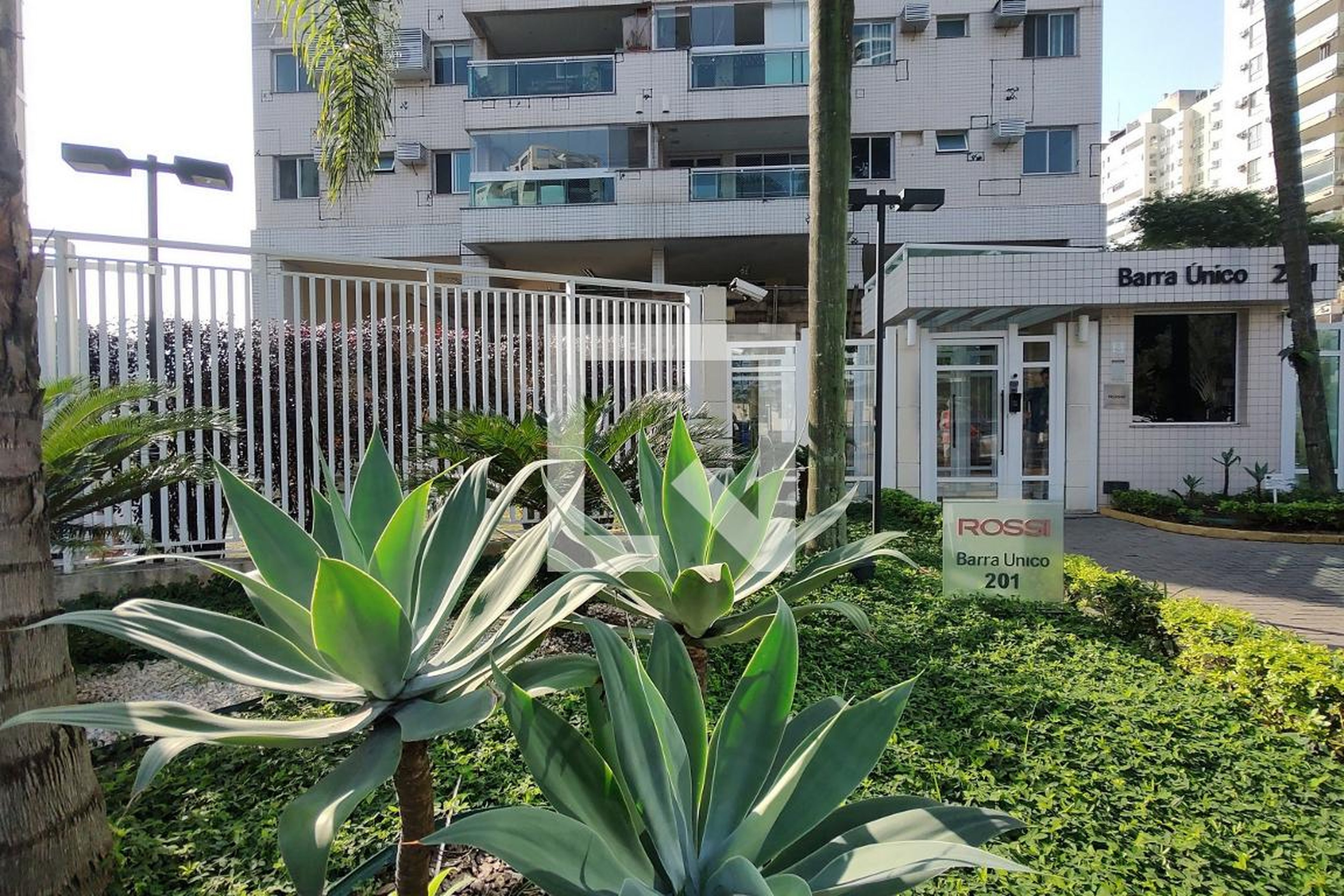 Fachada Condomínio em Rua Queiroz Júnior, 201