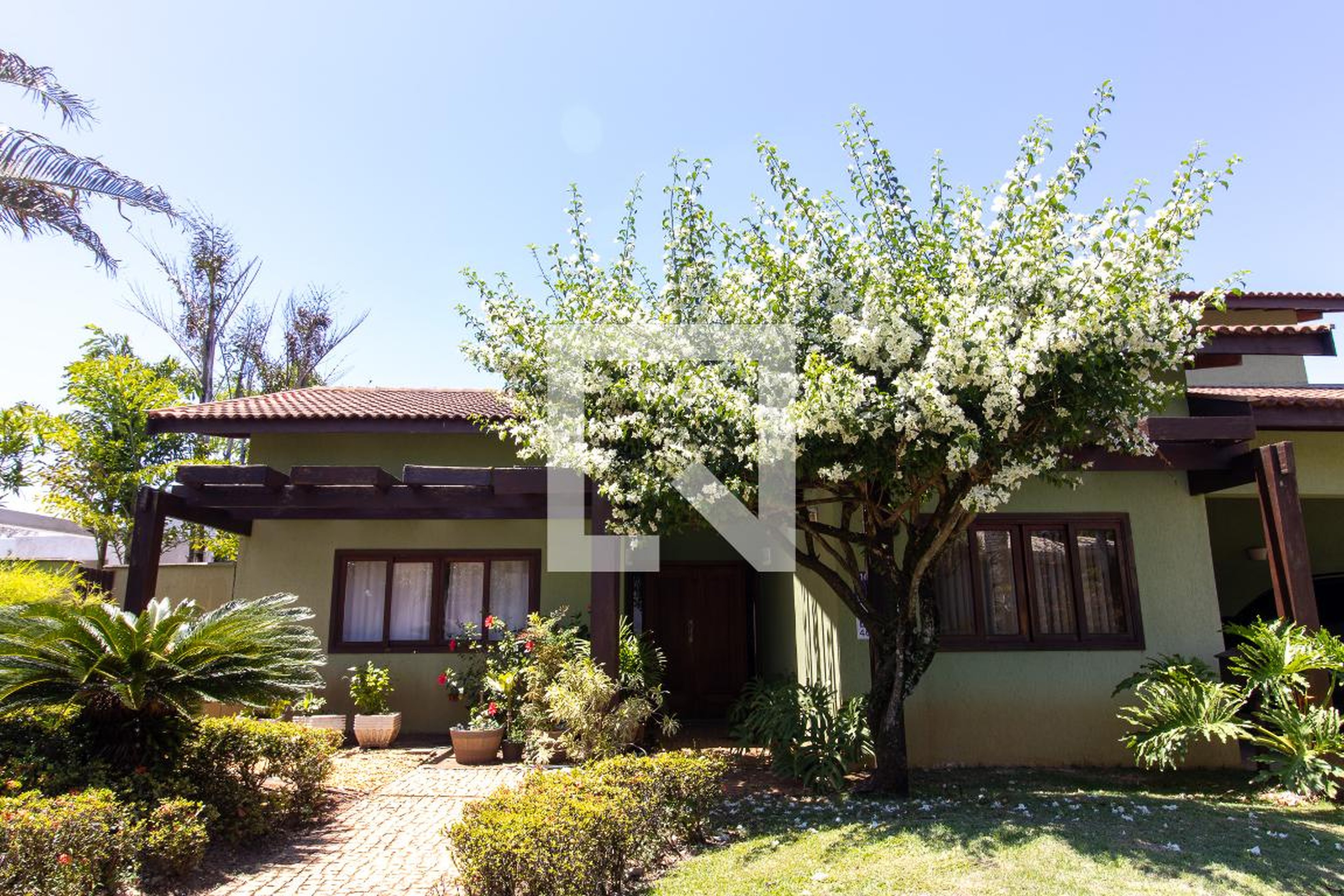 Fachada Condomínio em Rua Ubatã, 140