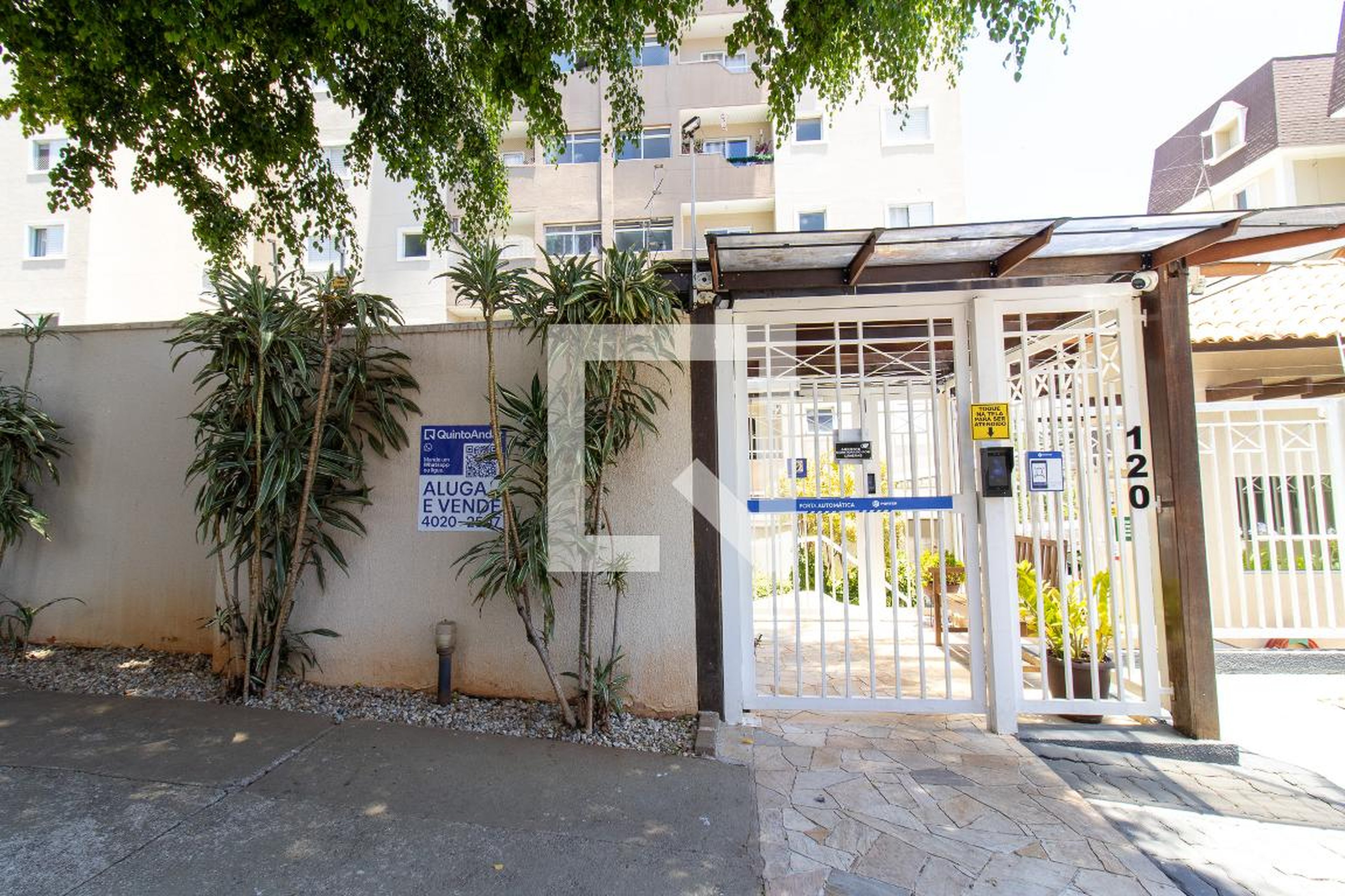 Fachada Condomínio em Rua Hermantino Coelho, 411