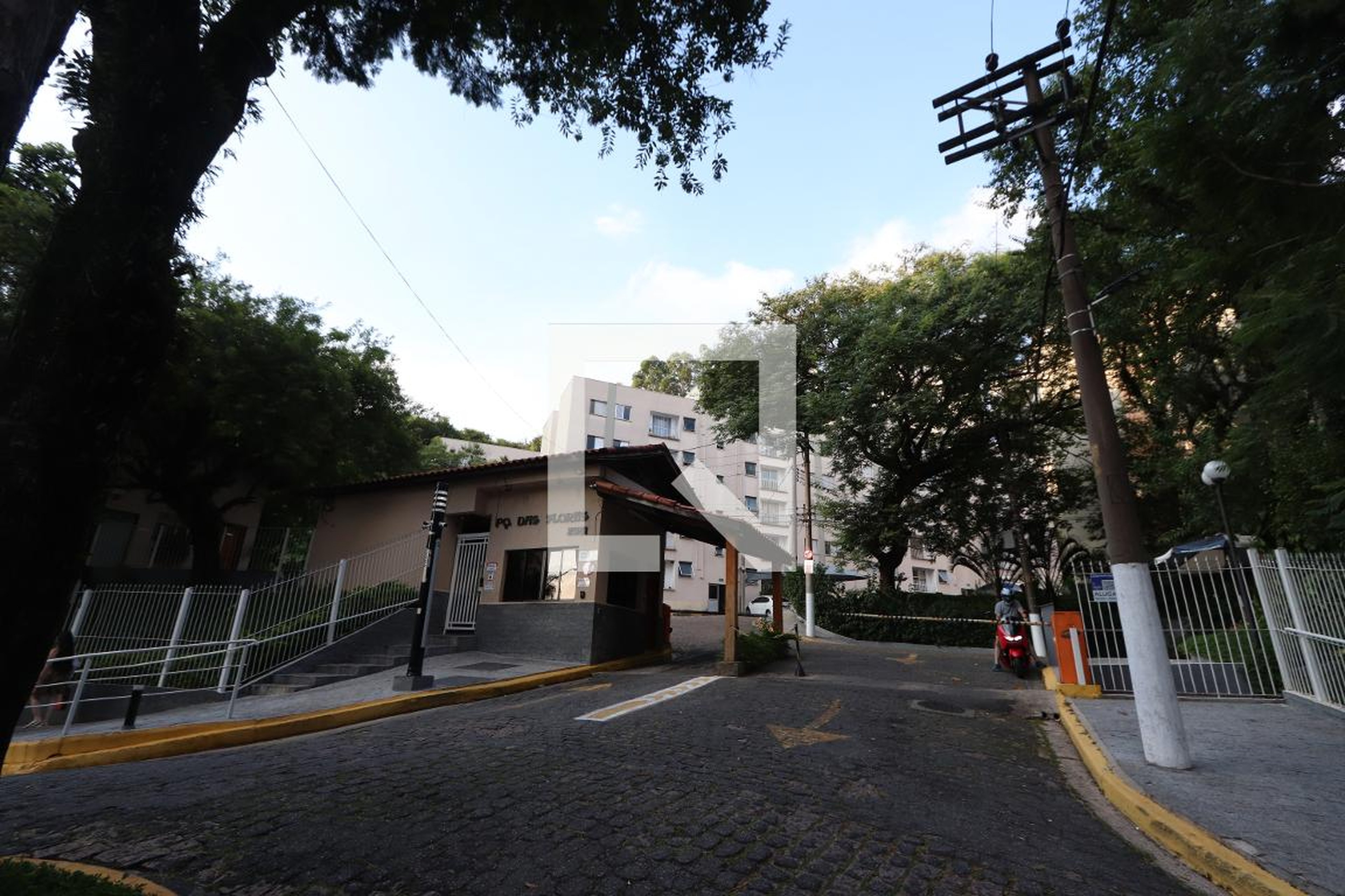 Fachada do condomínio Edifício Parque das Flores