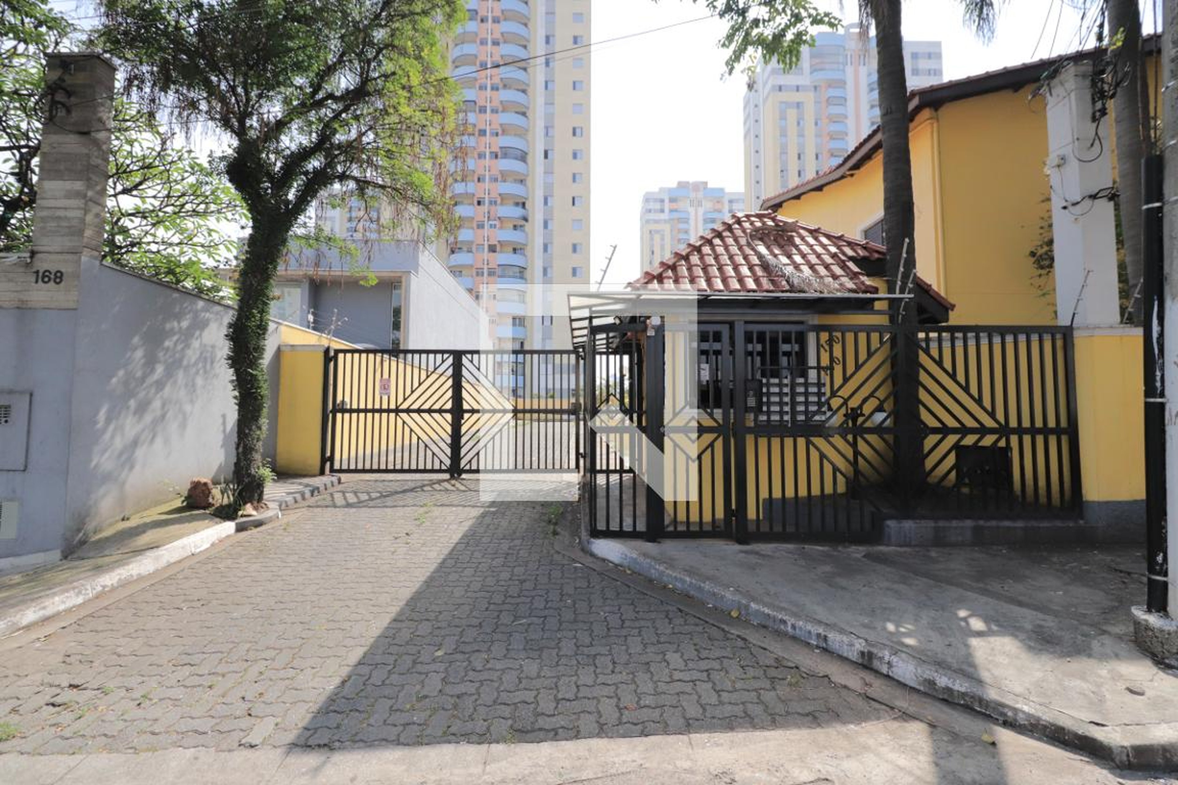 Fachada Condomínio em Rua Caetano de Campos, 160