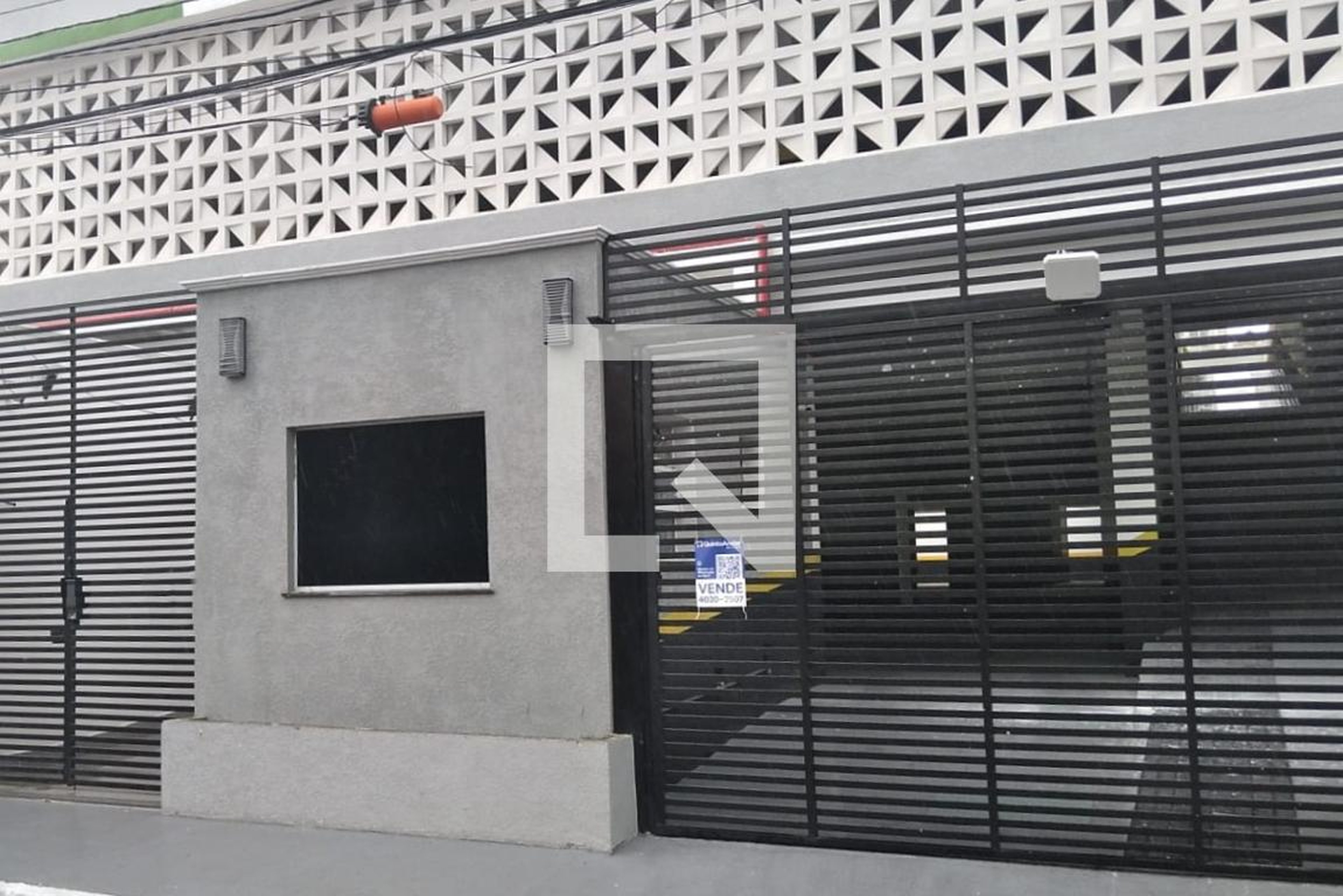 Fachada Condomínio em Rua Vale da Ribeira, 51