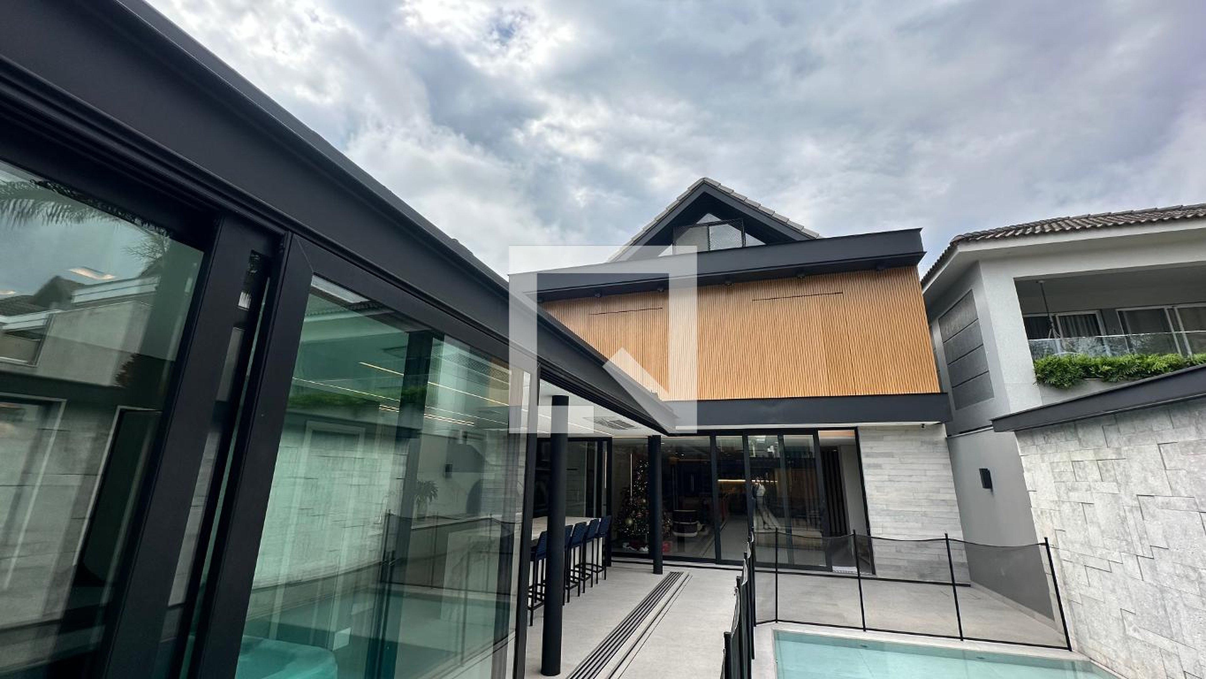 Fachada Condomínio em Rua Dina Sfat, 564