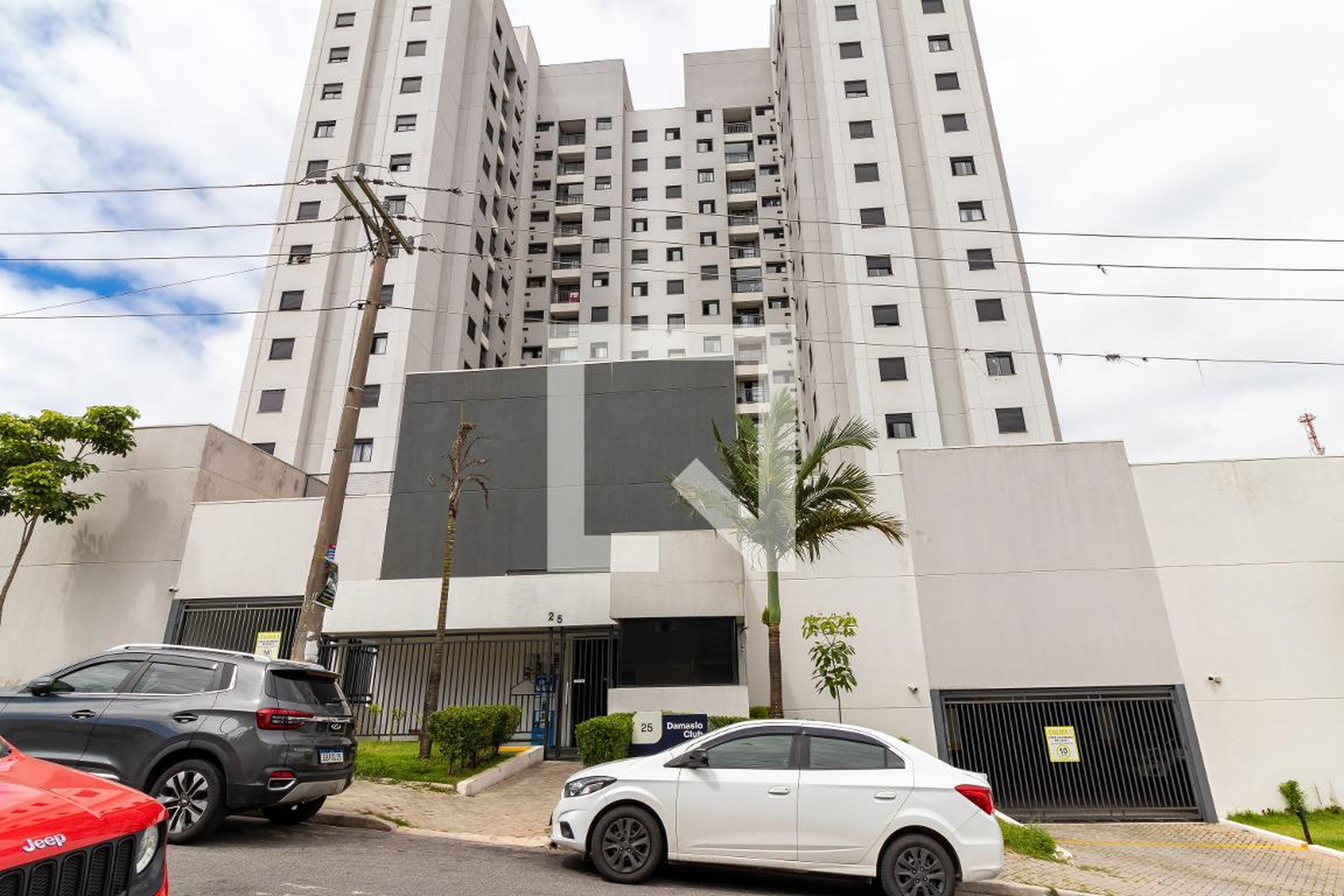 Fachada Condomínio em Rua Damásio Pinto, 225