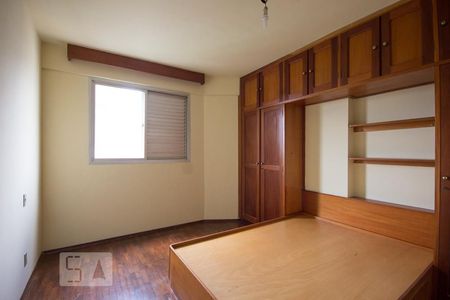 Apartamento à venda com 56m², 1 quarto e 1 vaga Apartamento à venda com 56m², 1 quarto e 1 vagaQuarto com armários e cama