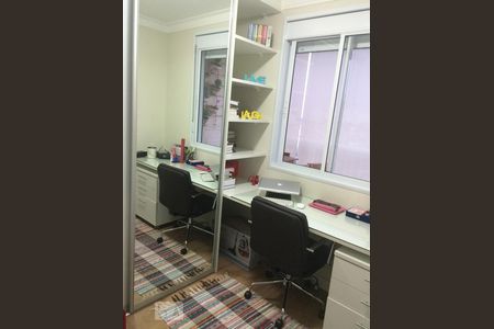 Quarto 1 (com guarda roupa planejado, estante de livros e bancada para escritório) de apartamento para alugar com 3 quartos, 76m² em Vila Ipojuca, São Paulo