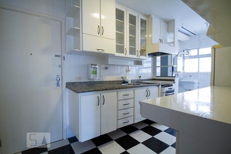 Apartamento para alugar com 117m², 3 quartos e 2 vagas Apartamento para alugar com 117m², 3 quartos e 2 vagasCozinha