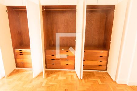 Apartamento à venda com 250m², 3 quartos e 2 vagas Apartamento à venda com 250m², 3 quartos e 2 vagasQuarto 1