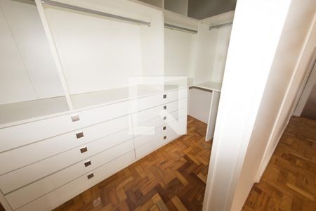 Apartamento à venda com 250m², 3 quartos e 2 vagas Apartamento à venda com 250m², 3 quartos e 2 vagasCloset da suíte